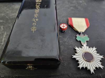 各国勋章奖章拍卖第38期，纪念二战结束80周年 - 日本勋六等单光旭日章，带盒略