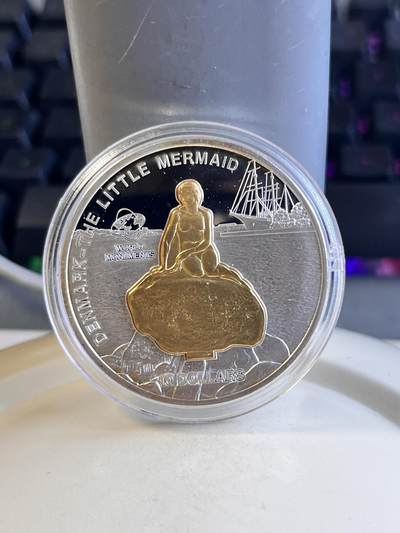 第169期拍卖【长期征集拍品】 - 库克2010年世界奇观丹麦美人鱼镶嵌纪念银币带证书，925银镀金，发行3000枚，塑料盒有瑕疵