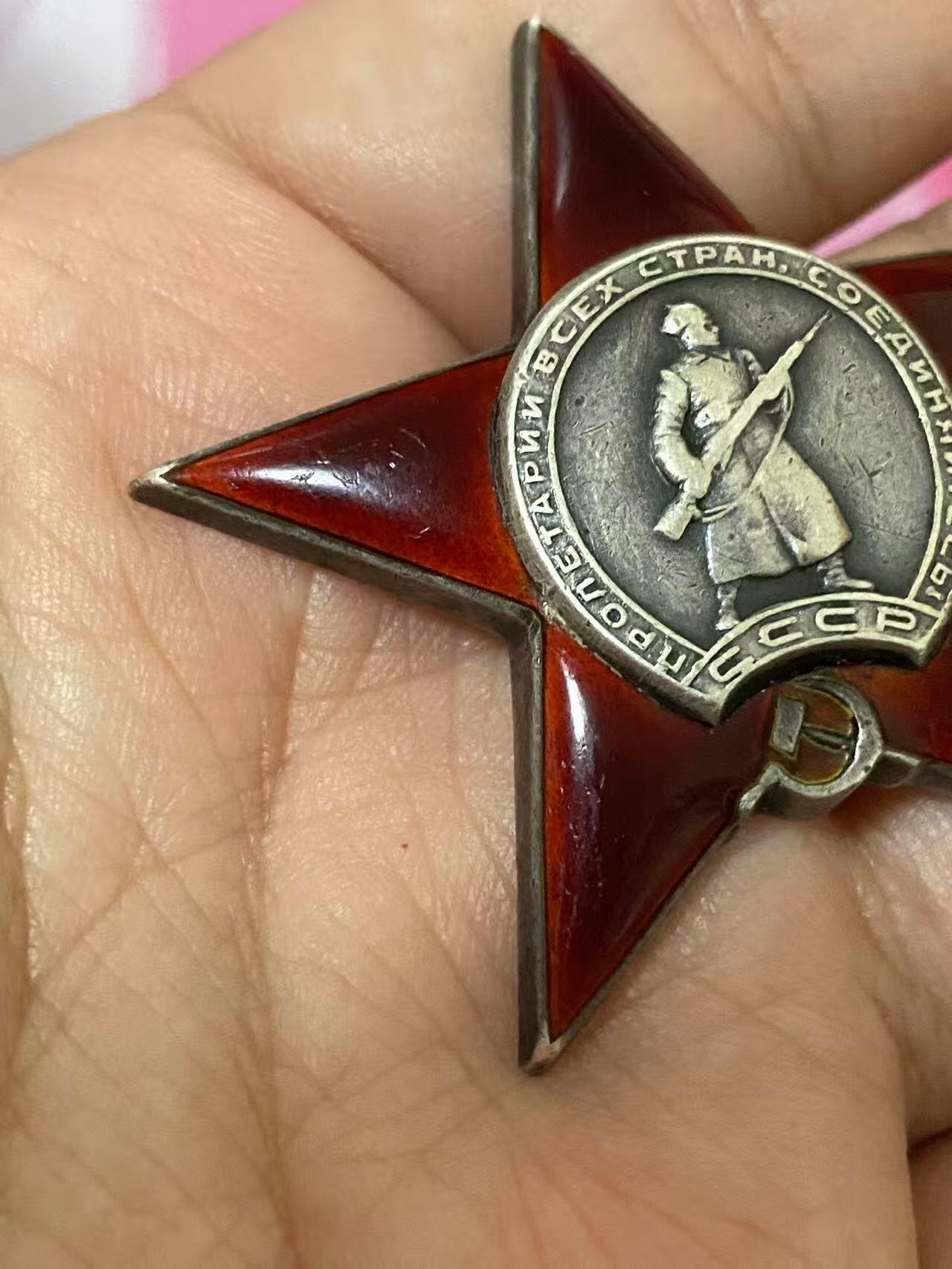 苏联勋章拍卖 8月6日结束 本次有抗美援朝苏联飞行员红旗 击落佩刀F86战机的红旗参拍 机不可失失不再来 找不到的加我qq或者微信都是184277308备注苏章拍卖。最好加微信群每次都会通知还有提前可以一口价的 最近会持续拍卖一些东西。 苏联二战红星勋章 490628 卫生员战场转移伤员40+原配银盖子 珐琅无磕碰 佩戴痕迹 这个号段算品相不错了  Калинин Михаил Иванович 148独立反坦克歼击炮兵营反坦克枪连卫生指导员 43年-44年几次战斗中转移并急救伤员和他们得武器四十多人 43.8在苏梅州 应该是库尔斯克战役中 喜欢的可以研究下