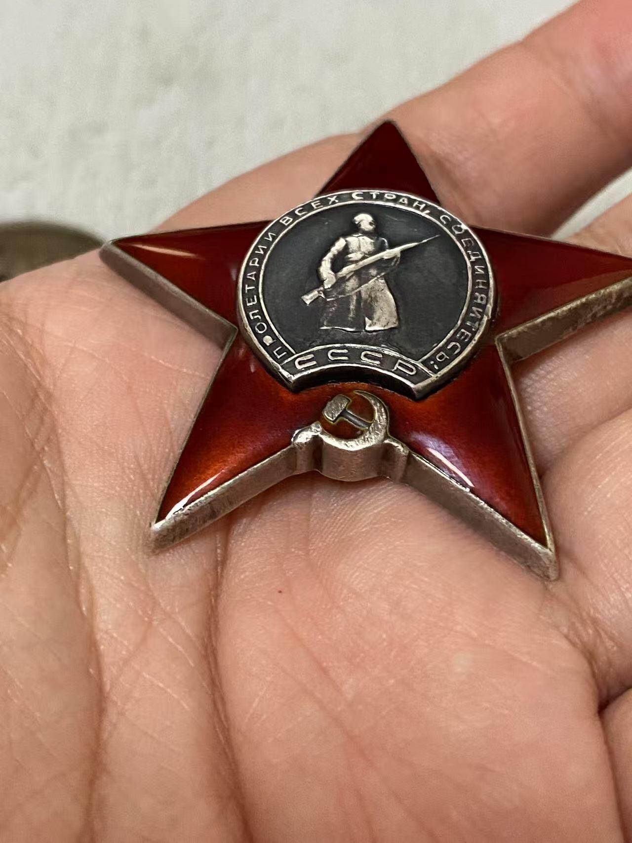 苏联勋章拍卖 8月6日结束 本次有抗美援朝苏联飞行员红旗 击落佩刀F86战机的红旗参拍 机不可失失不再来 找不到的加我qq或者微信都是184277308备注苏章拍卖。最好加微信群每次都会通知还有提前可以一口价的 最近会持续拍卖一些东西。