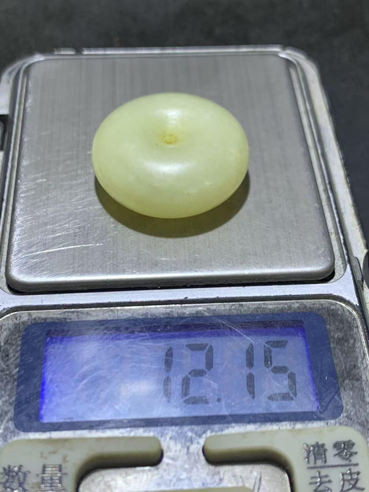 天然青海料和田玉平安扣吊坠一个，