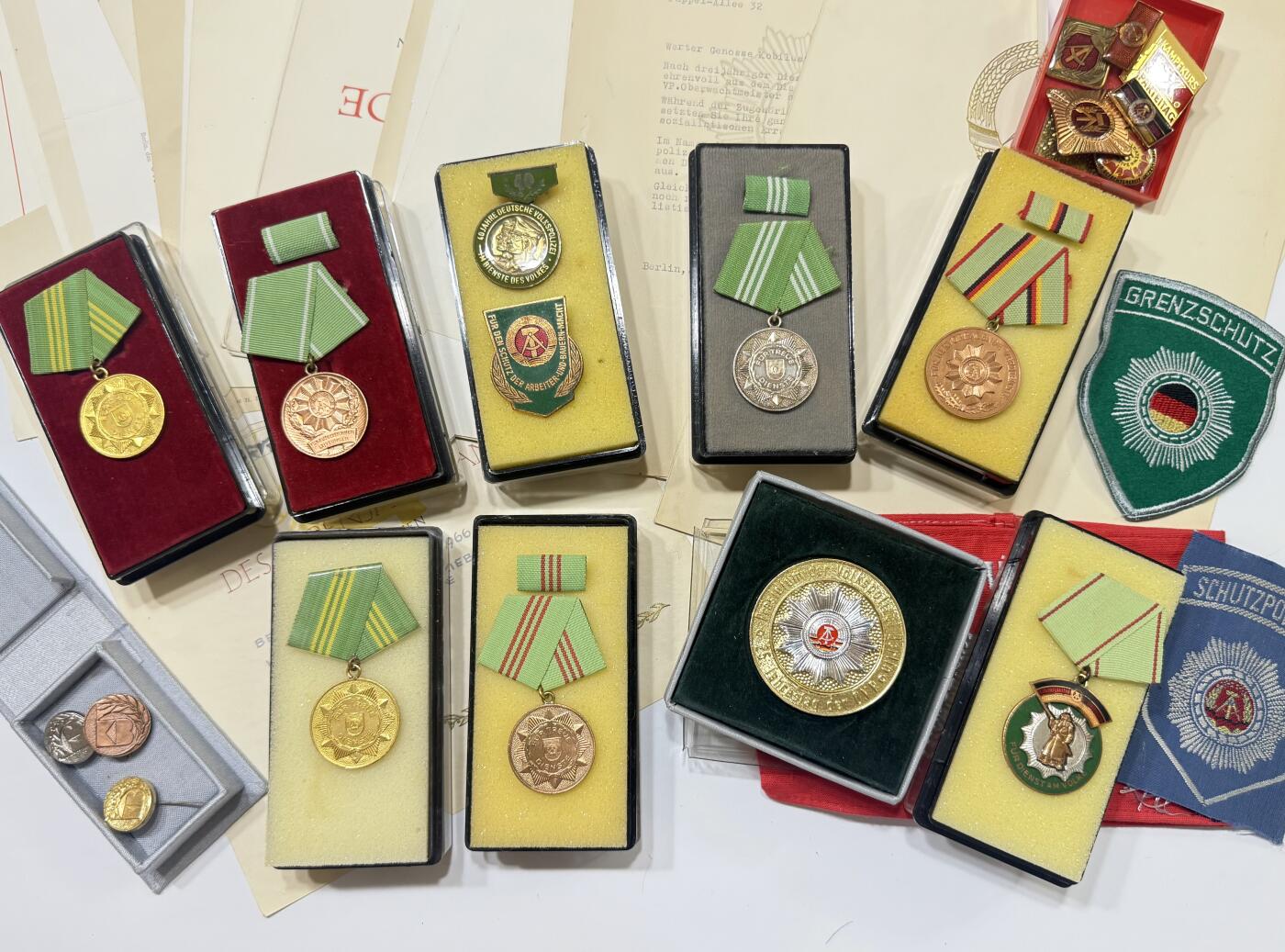 RimeNova韵星2025军品类夏季拍卖会-- RimeNova 2025 Summer Militaria Sale 东德内务部武装力量大全套（第一、二幅图为总体预览，第一张图不全）