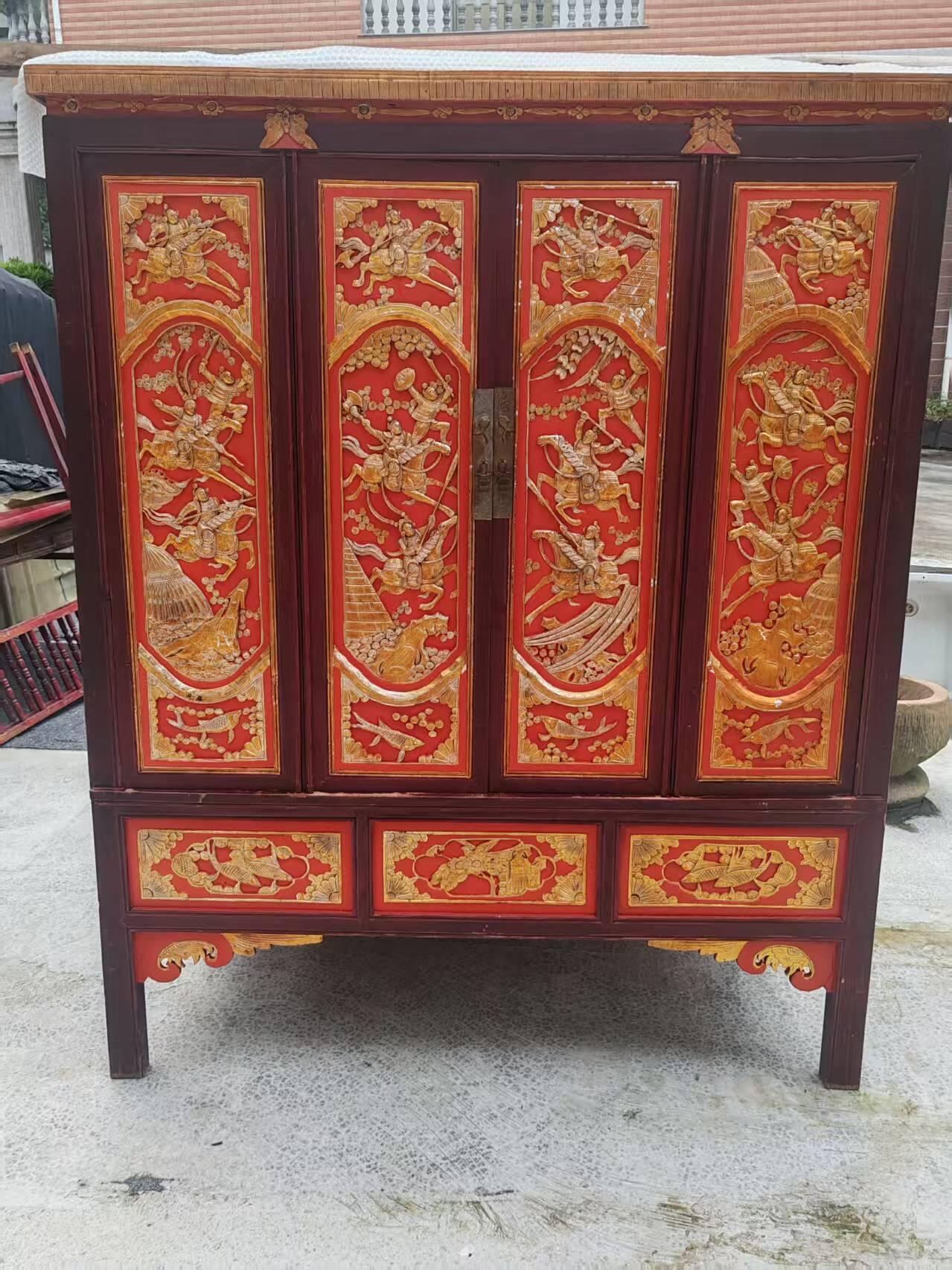 东阳鎏金雕刻大书柜，保存完整，品相如图，结实牢固，入手既用规格150/60/186左右