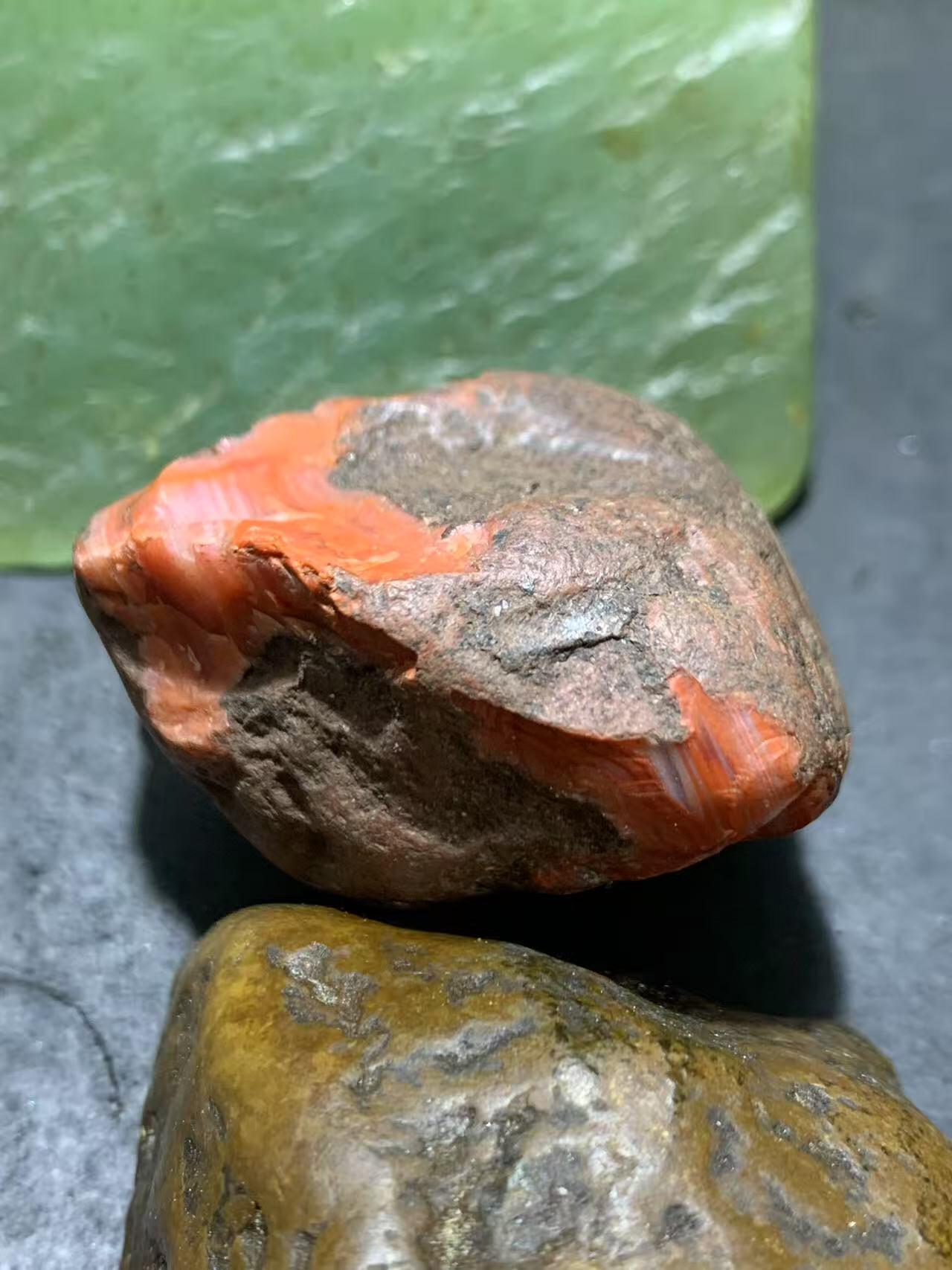 精美铁红皮开窗料千层纹南红玛瑙原石一颗