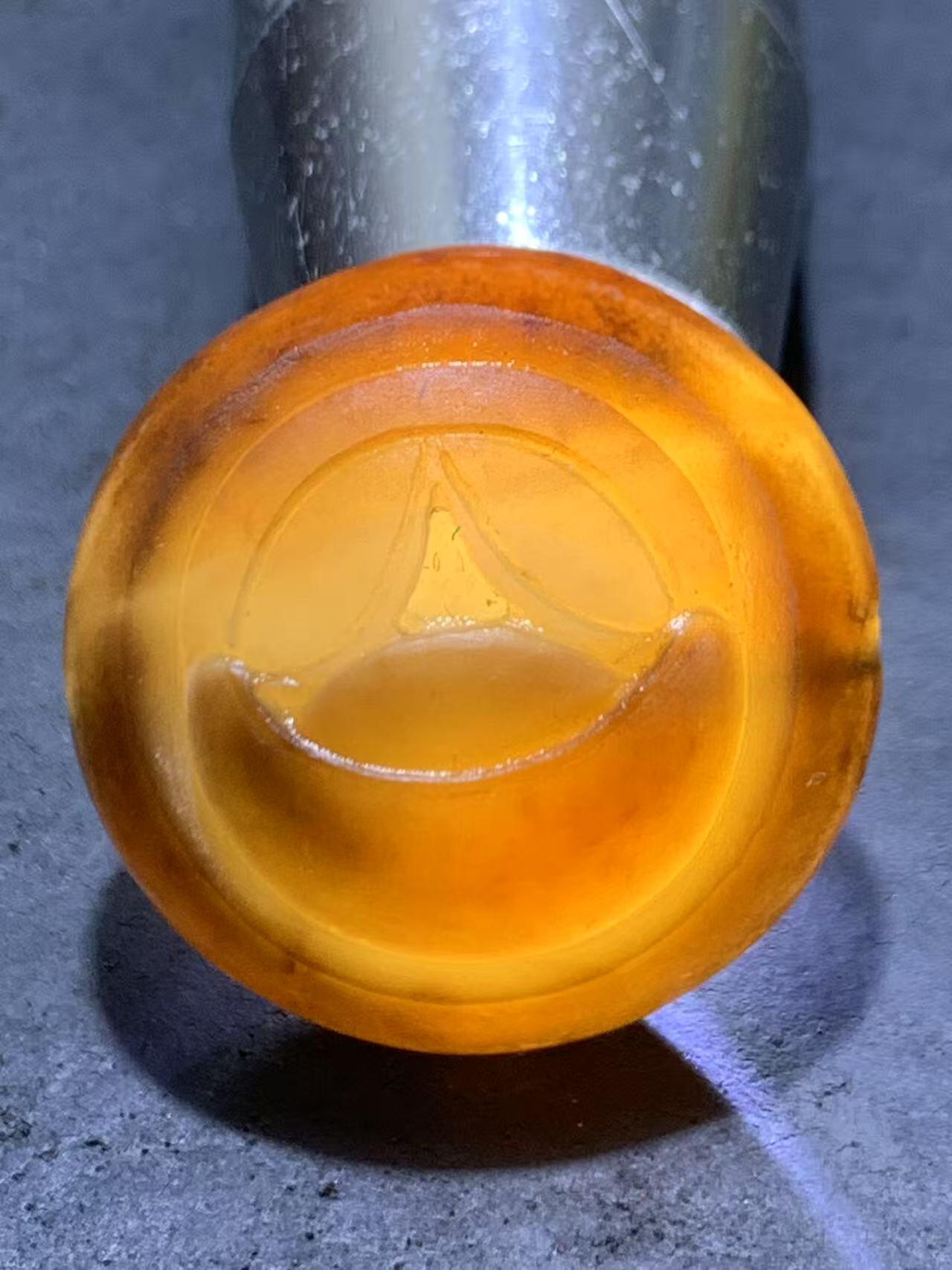 精品药师玛瑙手工俏色巧雕钱币元宝板珠（背云）一颗。