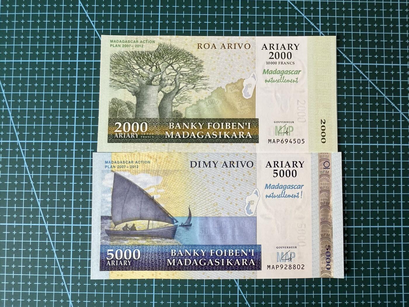 【炜奕收藏】，第四十期 马达加斯加2000-5000阿里亚里两张纪念钞，UNC品相，包含无47