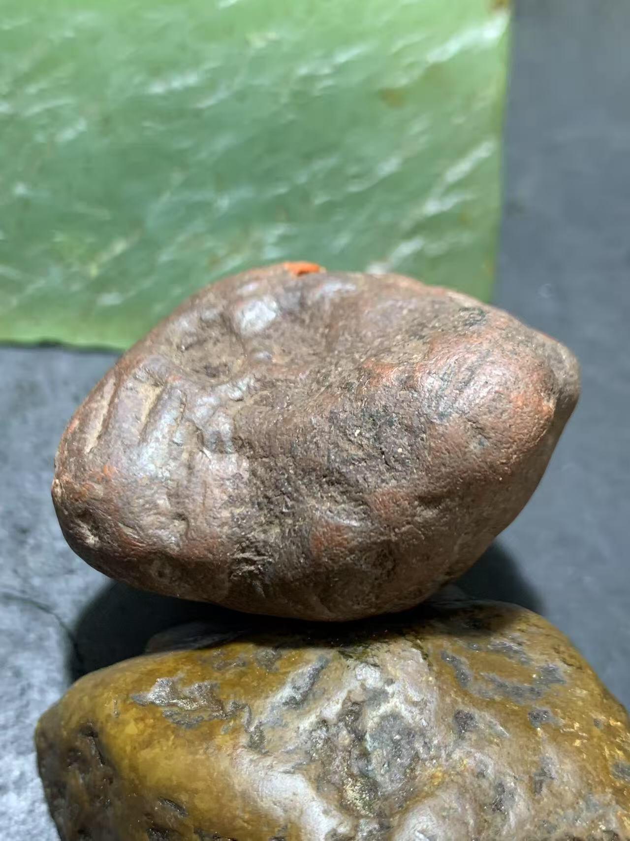 精美铁红皮开窗料千层纹南红玛瑙原石一颗