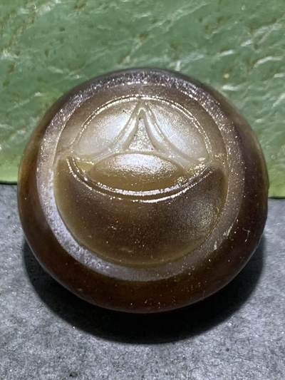 精品药师玛瑙手工俏色巧雕钱币元宝板珠（背云）一颗。 - 精品药师玛瑙手工俏色巧雕钱币元宝板珠（背云）一颗。