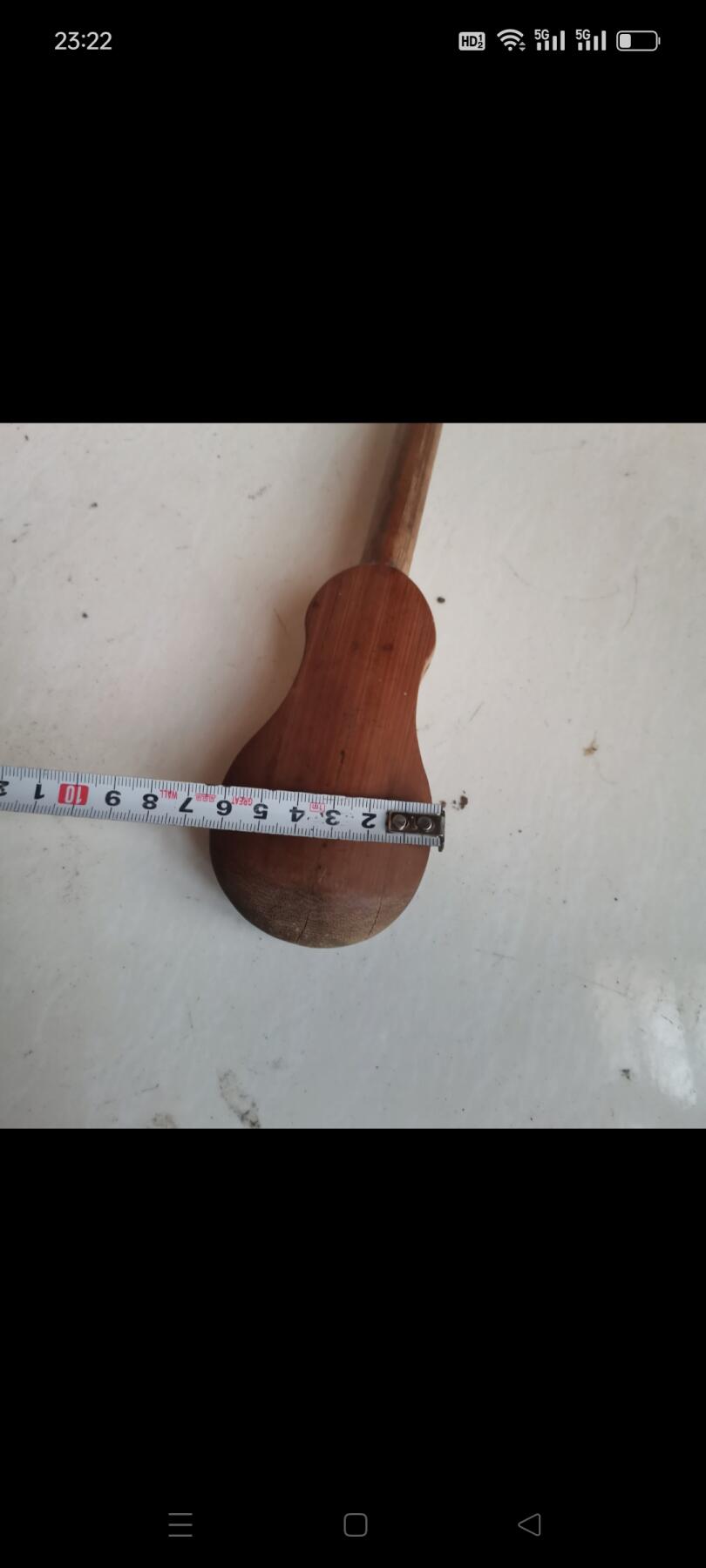 老竹制琵琶戥子，带铜头铜砣，牙手柄油亮，包浆自然。杆子长度约30厘米，秤盘完整，铜砣无损。老物件收藏使用都可以，品相如图