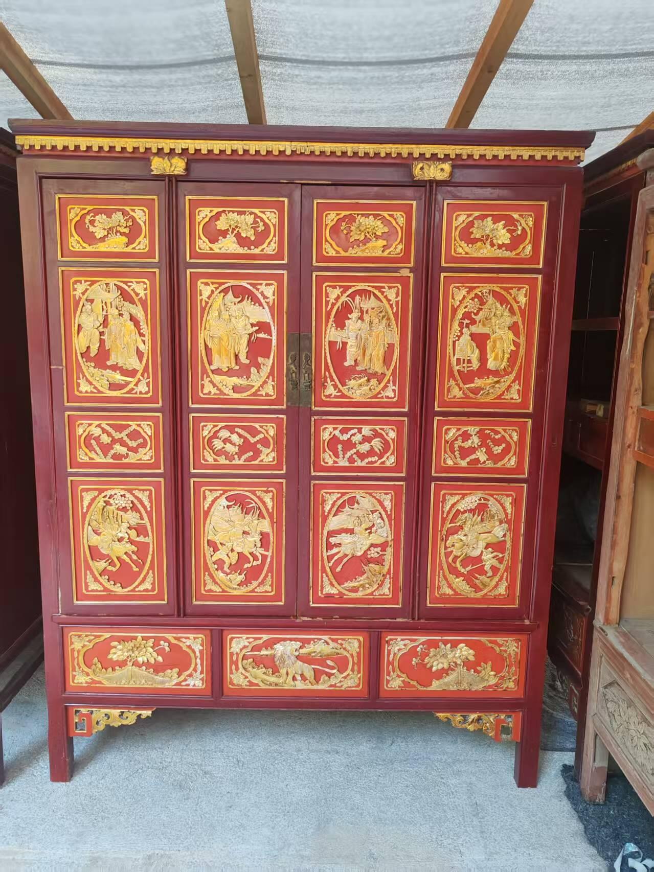 东阳鎏金雕刻大书柜，保存完整，品相如图，结实牢固，入手既用规格150/60/186左右