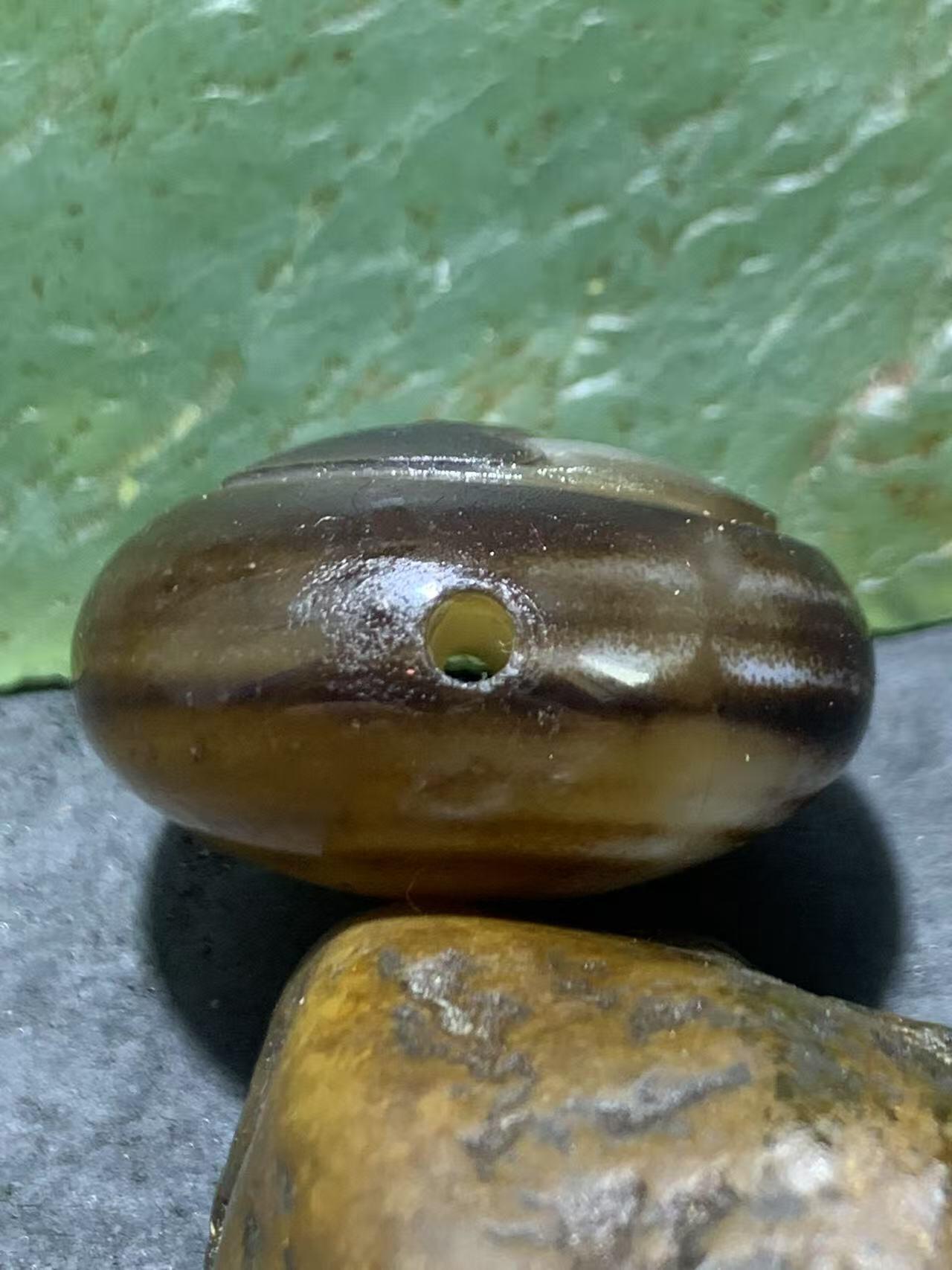 精品药师玛瑙手工俏色巧雕钱币元宝板珠（背云）一颗。