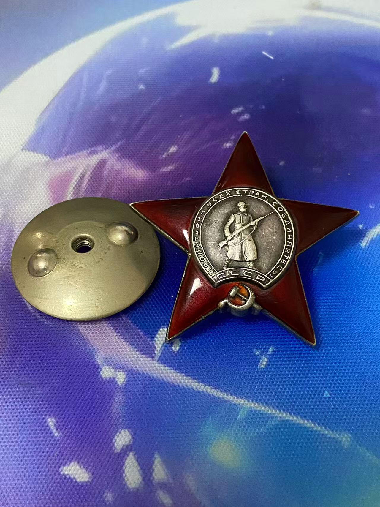 苏联勋章拍卖 8月6日结束 本次有抗美援朝苏联飞行员红旗 击落佩刀F86战机的红旗参拍 机不可失失不再来 找不到的加我qq或者微信都是184277308备注苏章拍卖。最好加微信群每次都会通知还有提前可以一口价的 最近会持续拍卖一些东西。 苏联二战红星勋章 1924640  女电报员 珠宝局版本 MZPP  好品无磕碰 轻微佩戴痕迹  Бикташева Нина Фаткиевна 127独立卡卢加通信团无线电连无线电报员 今年1-2月，她随普利耶夫将军的骑兵机械化集群工作时，尽管通讯员的活动性很强，缺乏足够的通讯设备，在清晰度很弱的情况下她依然保障了稳定而畅通的无线电通讯。