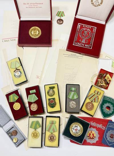 RimeNova韵星2025军品类夏季拍卖会-- RimeNova 2025 Summer Militaria Sale - 东德内务部武装力量大全套（第一、二幅图为总体预览，第一张图不全）