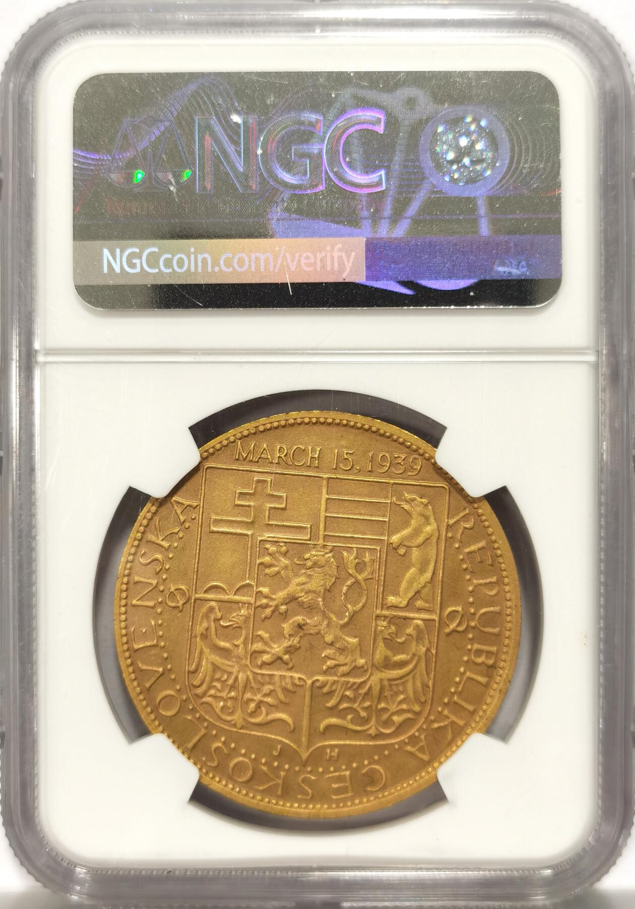 博洋堂世界钱币拍卖第134期（全场包邮） NGC MS66 唯一冠军分！1939年纳粹占领捷克斯洛伐克纪念镀金大铜章，金水完美！笔者出过一枚65分的镀金都有磕碰。正面反抗纳粹的男人被公开审判，妻儿在身边哭泣经典构图！此时距离不可一世的纳粹的败退还有4年时光……