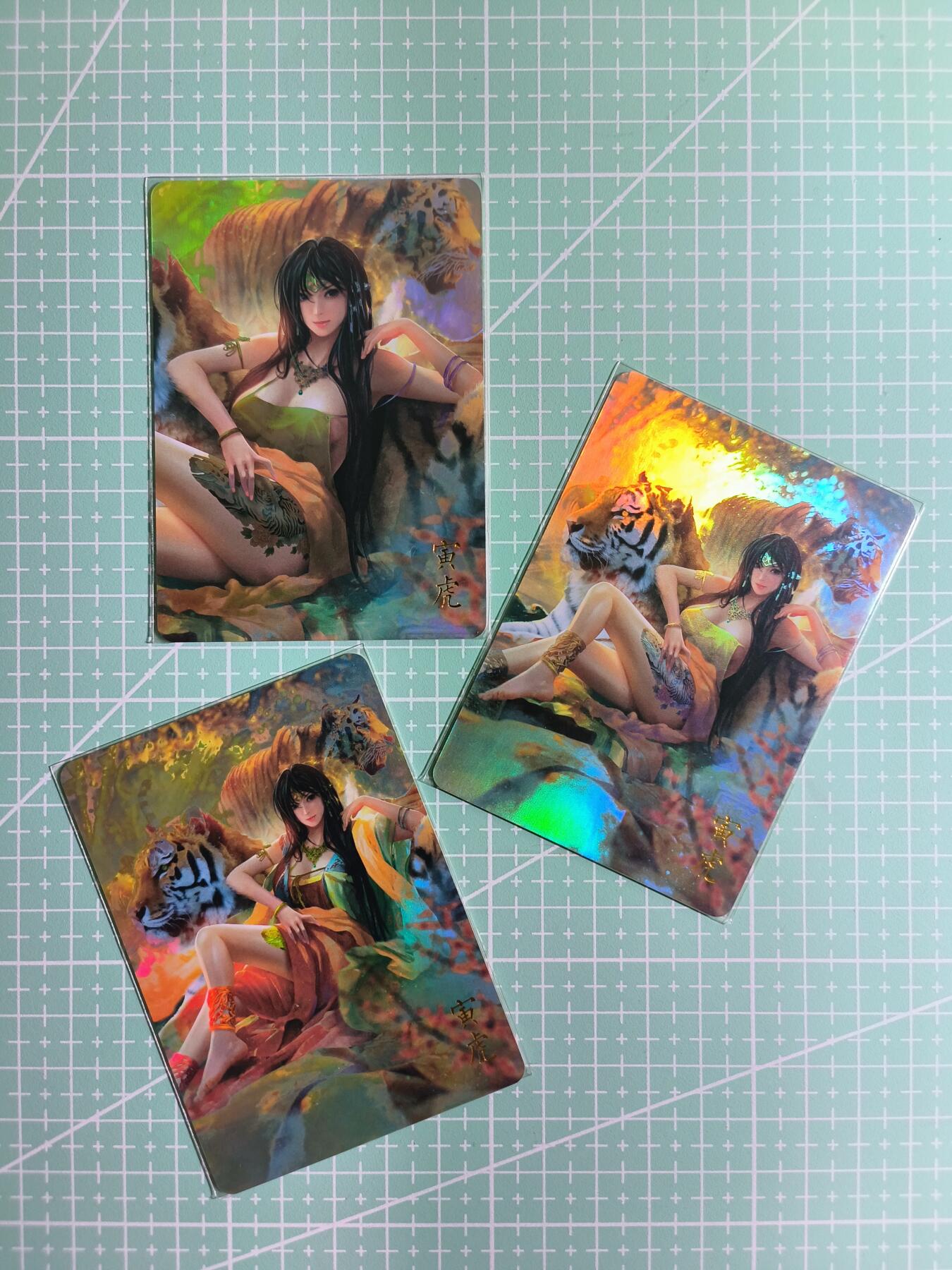 C先生卡牌 第8期 豪杰传亲签 西游姬亲签 卡德曼亲签 人间传亲签（品控显微镜勿拍！默认微瑕。持续收拍品中。。欢迎送拍） 【彩闪】燎原巴丁《魅·生肖》寅虎 三张