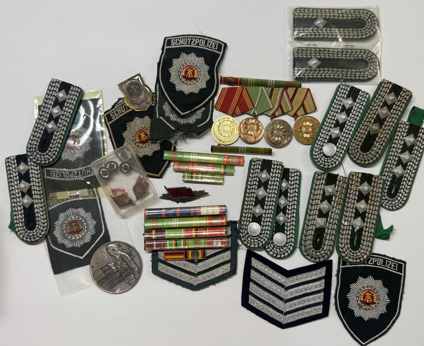 RimeNova韵星2025军品类夏季拍卖会-- RimeNova 2025 Summer Militaria Sale 东德内务部武装力量大全套（第一、二幅图为总体预览，第一张图不全）