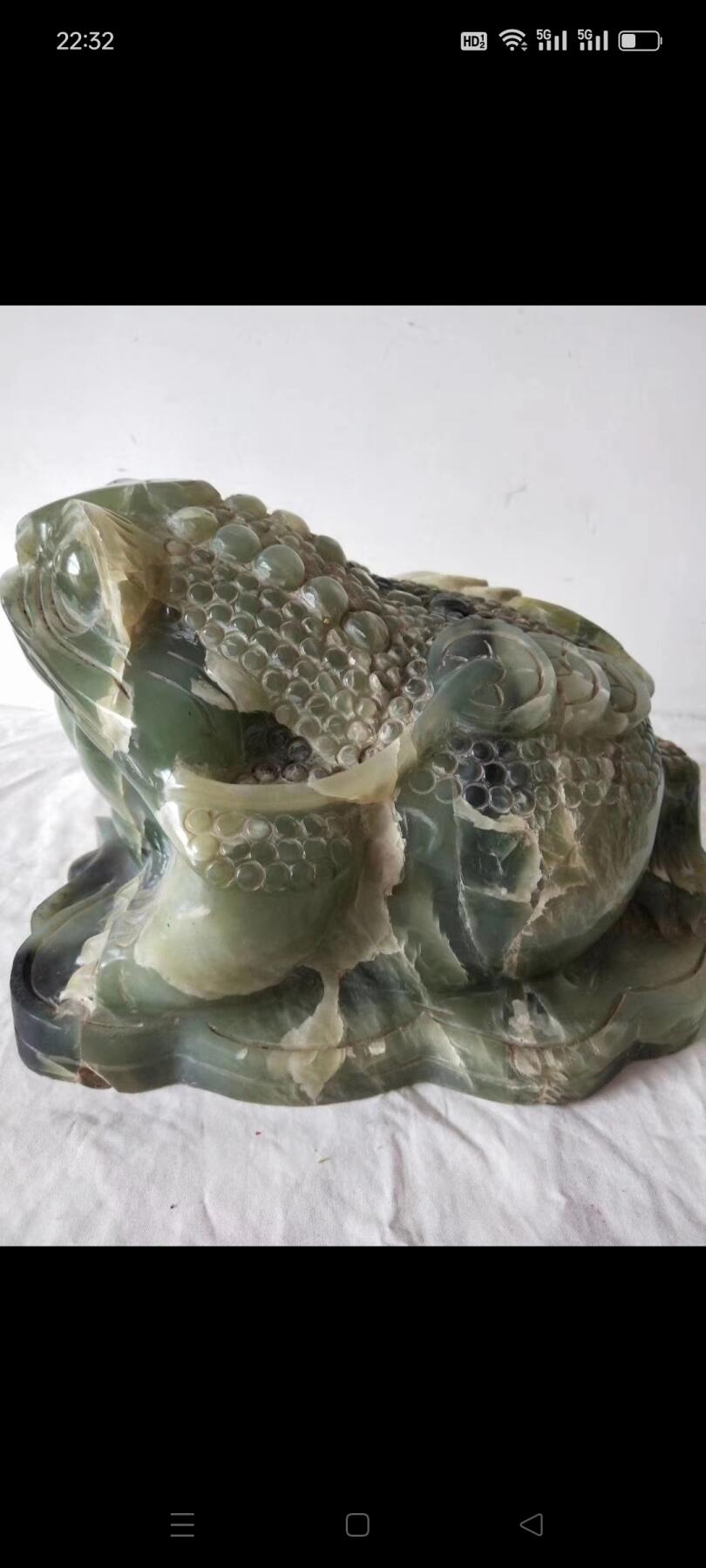 民国玉蛤蟆，也叫蟾蜍，是财富的象征，它不仅有装饰作用，还可以辟邪招财！   三脚蟾蜍 天性喜欢金银财宝，对钱财有敏锐洞悉力，很会挖掘财源。人们通常把蟾蜍叫金蟾，古语讲“家有金蟾，财源绵绵”   金蟾背负钱串，丰体肥硕，满身富贵自足，有“吐宝发财，财源广进”的美好寓意，民间有俗语【得金蟾者必大富】也！    放置此物于家居或商铺之中定然  财运亨通，大富大贵！！包老！体重51斤