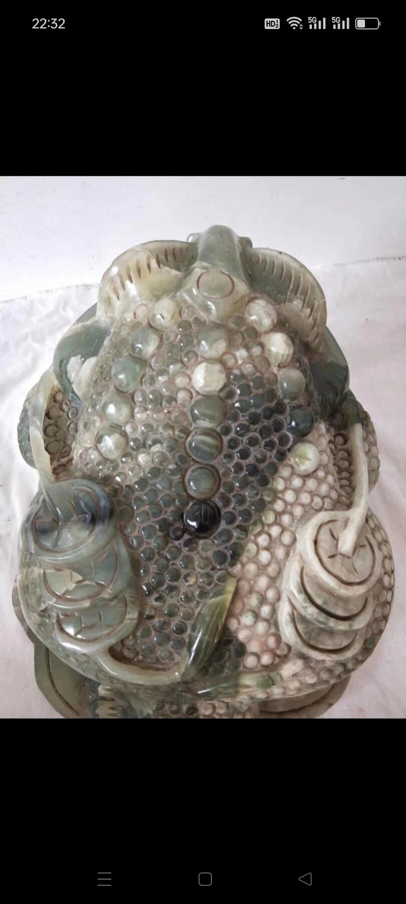 民国玉蛤蟆，也叫蟾蜍，是财富的象征，它不仅有装饰作用，还可以辟邪招财！   三脚蟾蜍 天性喜欢金银财宝，对钱财有敏锐洞悉力，很会挖掘财源。人们通常把蟾蜍叫金蟾，古语讲“家有金蟾，财源绵绵”   金蟾背负钱串，丰体肥硕，满身富贵自足，有“吐宝发财，财源广进”的美好寓意，民间有俗语【得金蟾者必大富】也！    放置此物于家居或商铺之中定然  财运亨通，大富大贵！！包老！体重51斤