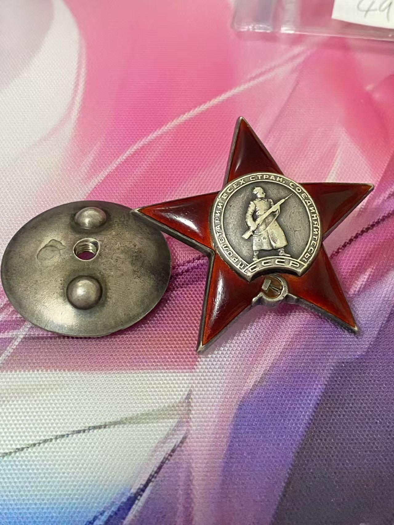 苏联勋章拍卖 8月6日结束 本次有抗美援朝苏联飞行员红旗 击落佩刀F86战机的红旗参拍 机不可失失不再来 找不到的加我qq或者微信都是184277308备注苏章拍卖。最好加微信群每次都会通知还有提前可以一口价的 最近会持续拍卖一些东西。 苏联二战红星勋章 490628 卫生员战场转移伤员40+原配银盖子 珐琅无磕碰 佩戴痕迹 这个号段算品相不错了  Калинин Михаил Иванович 148独立反坦克歼击炮兵营反坦克枪连卫生指导员 43年-44年几次战斗中转移并急救伤员和他们得武器四十多人 43.8在苏梅州 应该是库尔斯克战役中 喜欢的可以研究下