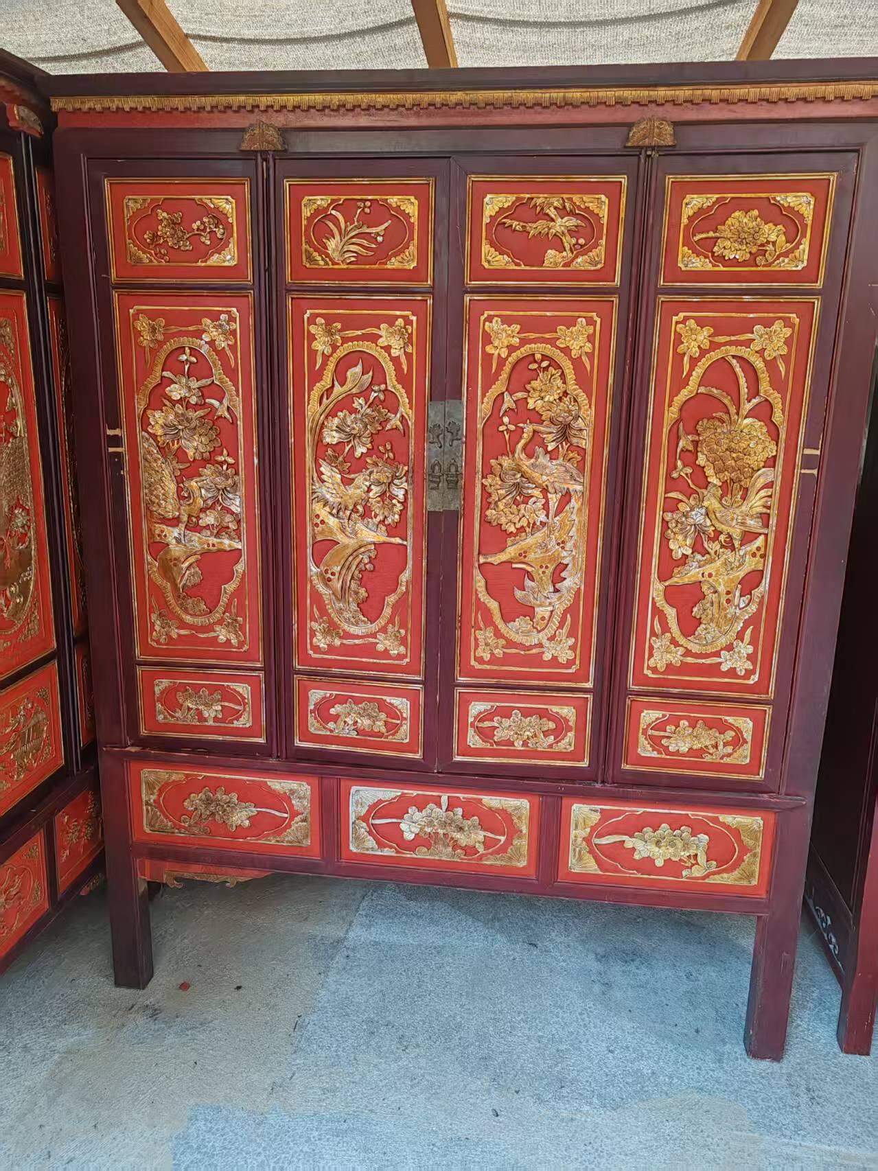 东阳鎏金雕刻大书柜，保存完整，品相如图，结实牢固，入手既用规格150/60/186左右