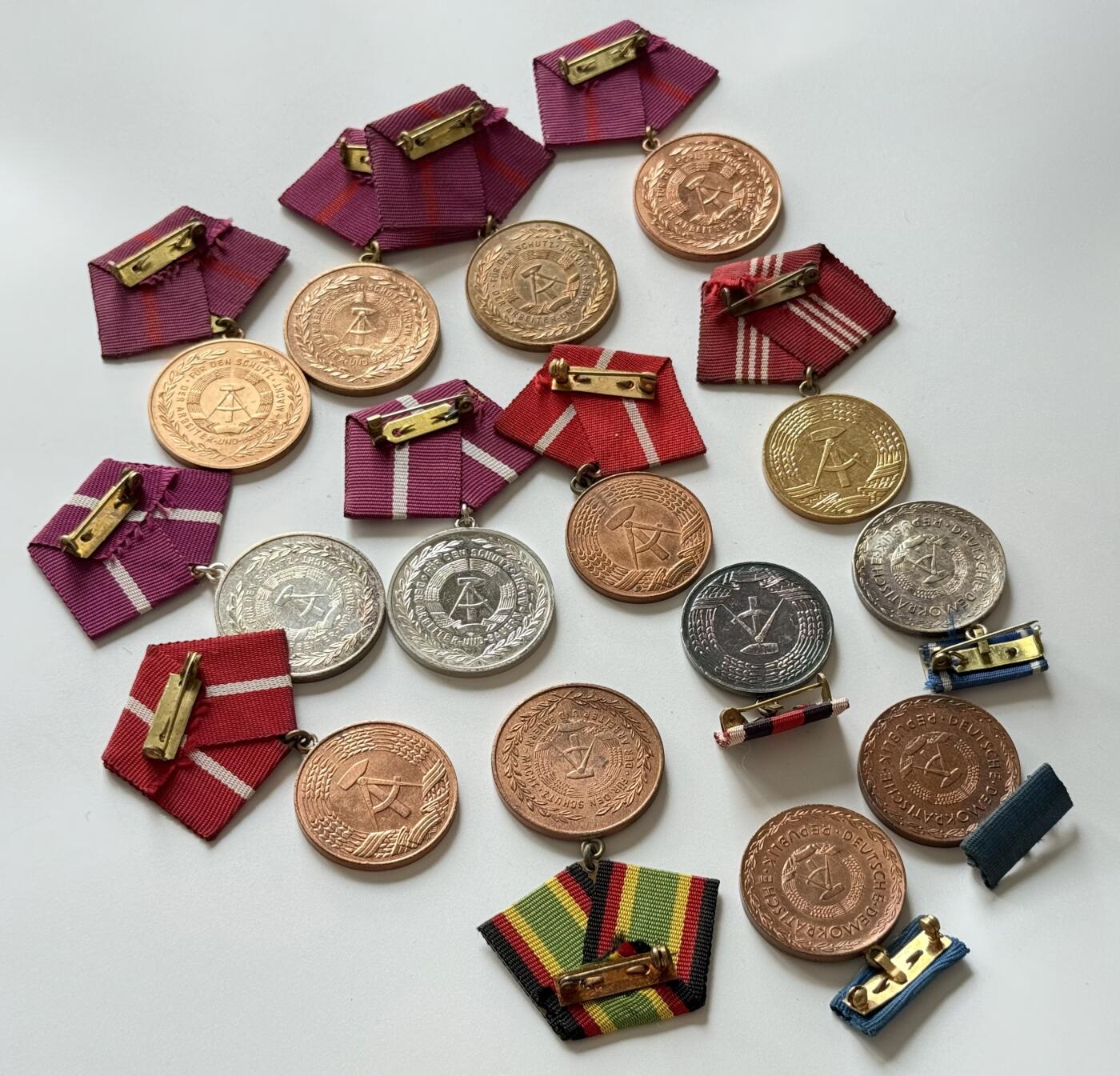 RimeNova韵星2025军品类夏季拍卖会-- RimeNova 2025 Summer Militaria Sale 东德民防、工战队、人民军、消防和佩斯泰罗棋奖章14枚