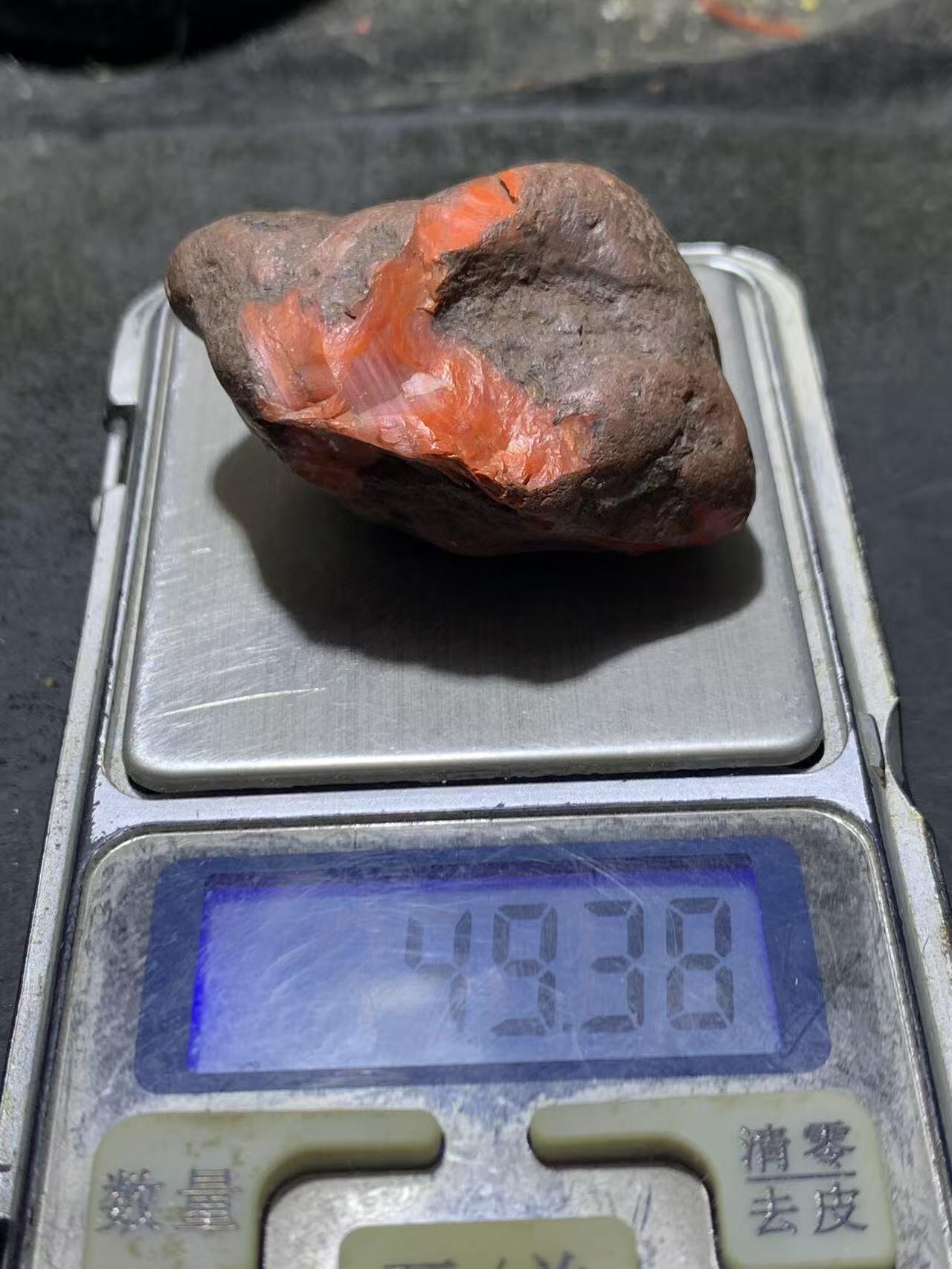 精美铁红皮开窗料千层纹南红玛瑙原石一颗