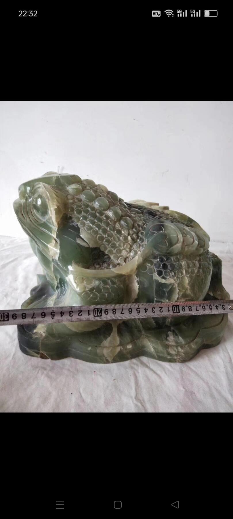 民国玉蛤蟆，也叫蟾蜍，是财富的象征，它不仅有装饰作用，还可以辟邪招财！   三脚蟾蜍 天性喜欢金银财宝，对钱财有敏锐洞悉力，很会挖掘财源。人们通常把蟾蜍叫金蟾，古语讲“家有金蟾，财源绵绵”   金蟾背负钱串，丰体肥硕，满身富贵自足，有“吐宝发财，财源广进”的美好寓意，民间有俗语【得金蟾者必大富】也！    放置此物于家居或商铺之中定然  财运亨通，大富大贵！！包老！体重51斤