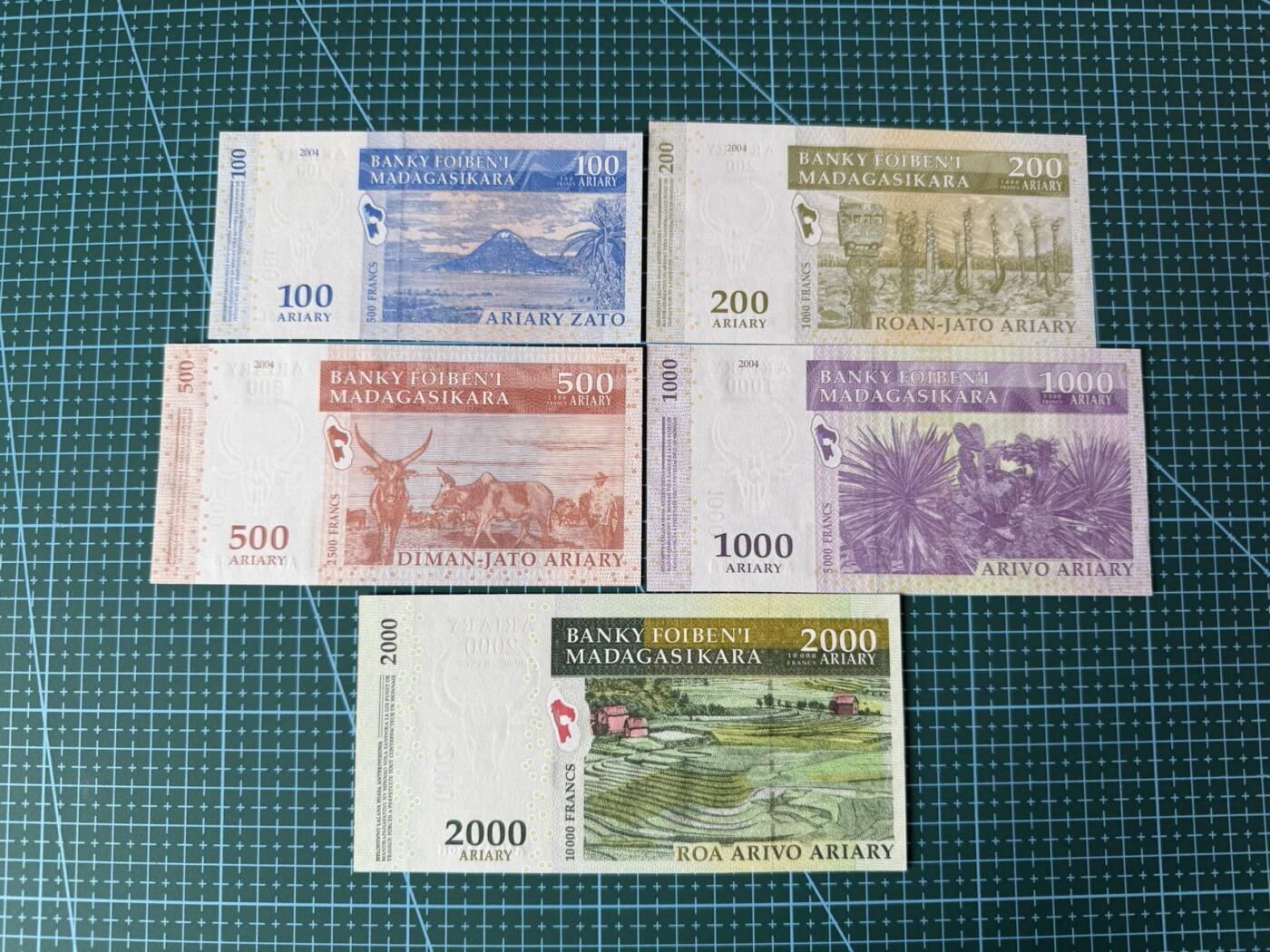 【炜奕收藏】，第四十期 马达加斯加100-2000阿里亚里共5张，UNC品相