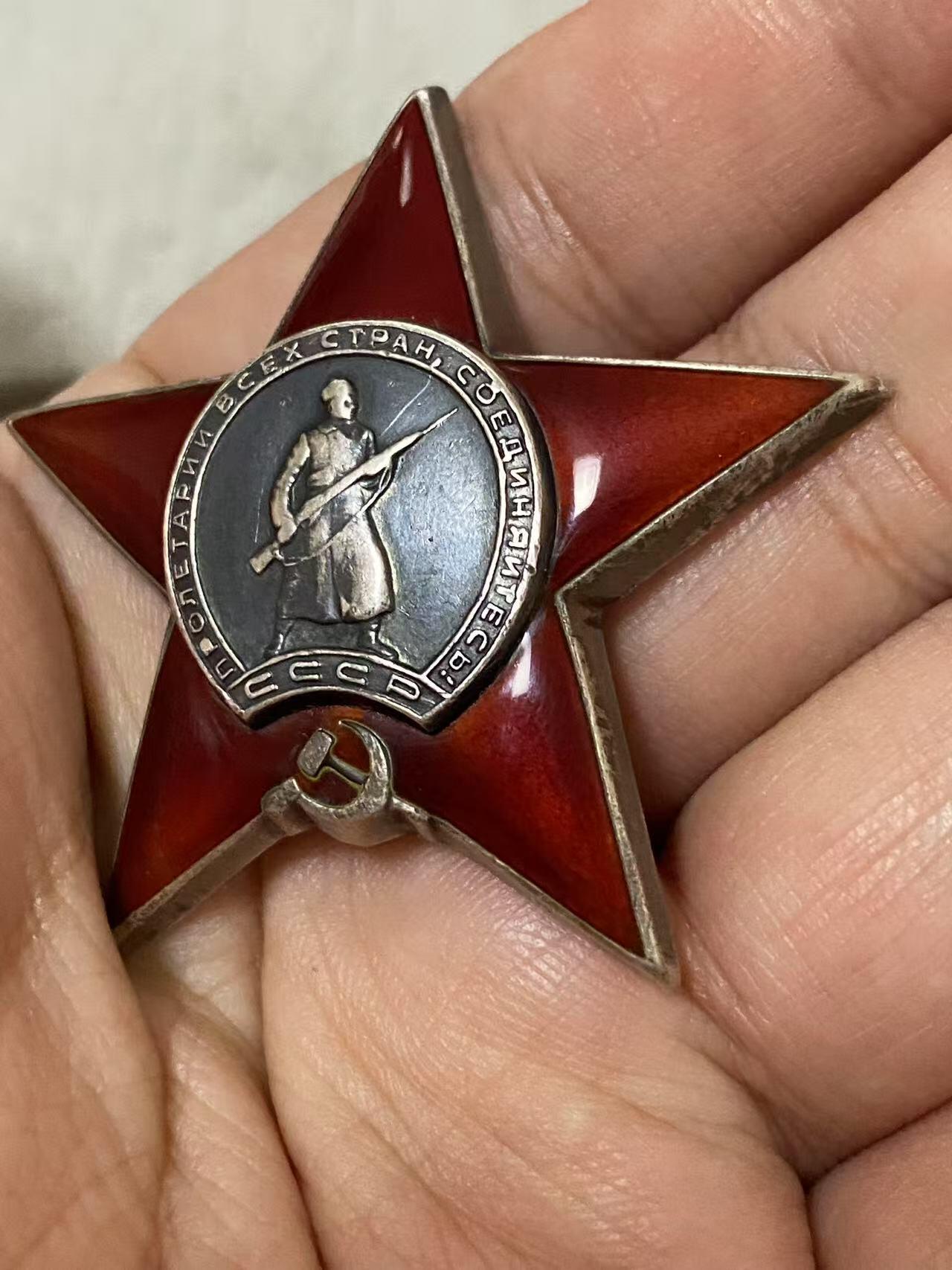 苏联勋章拍卖 8月6日结束 本次有抗美援朝苏联飞行员红旗 击落佩刀F86战机的红旗参拍 机不可失失不再来 找不到的加我qq或者微信都是184277308备注苏章拍卖。最好加微信群每次都会通知还有提前可以一口价的 最近会持续拍卖一些东西。