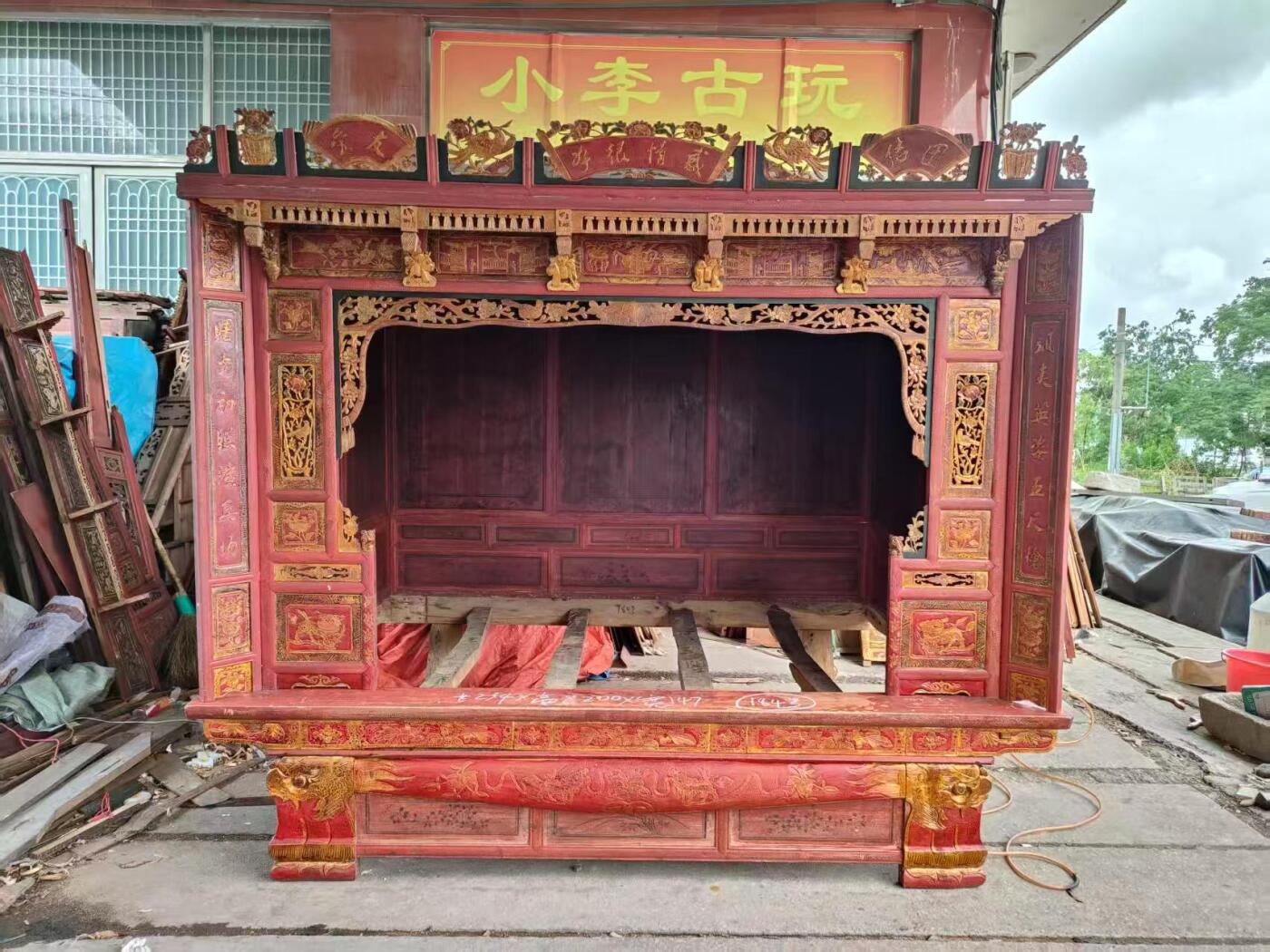民国柏木千工床，婚俗床 纯手工高浮雕凤穿牡丹.花鸟人物多层雕工 做工精湛:整体美观高雅.用料上乘.雕刻栩栩如生.包浆浑厚.品相一流.装修会所.博物馆展览佳品！