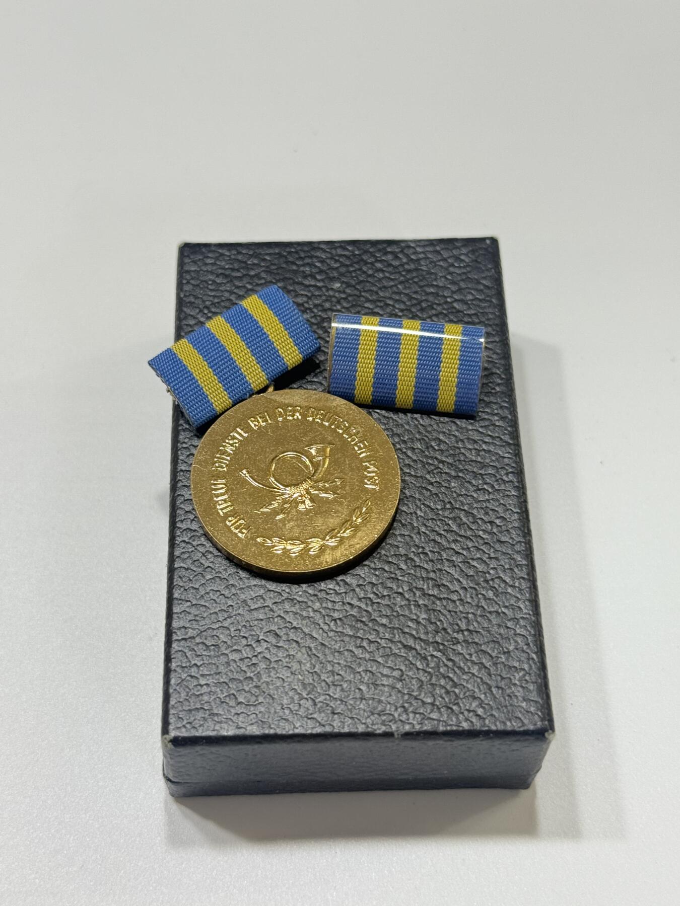 RimeNova韵星2025军品类夏季拍卖会-- RimeNova 2025 Summer Militaria Sale 金级民主德国邮政忠诚服务奖章