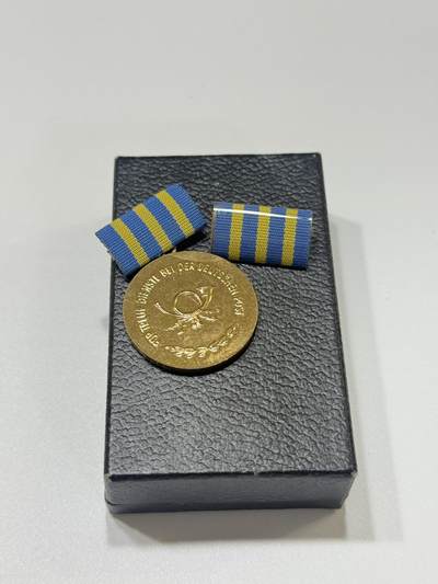 RimeNova韵星2025军品类夏季拍卖会-- RimeNova 2025 Summer Militaria Sale - 金级民主德国邮政忠诚服务奖章