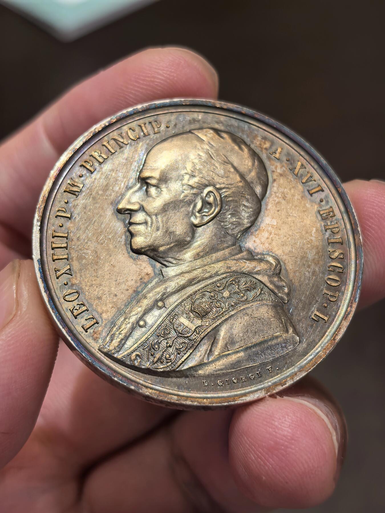 博洋堂世界钱币拍卖第134期（全场包邮） 1893年梵蒂冈利奥十三世五十周年纪念银章，背面是圣若阿金大圣堂在罗马罗成纪念构图。双面酱彩，极美品相！41mm首见品种，36克左右