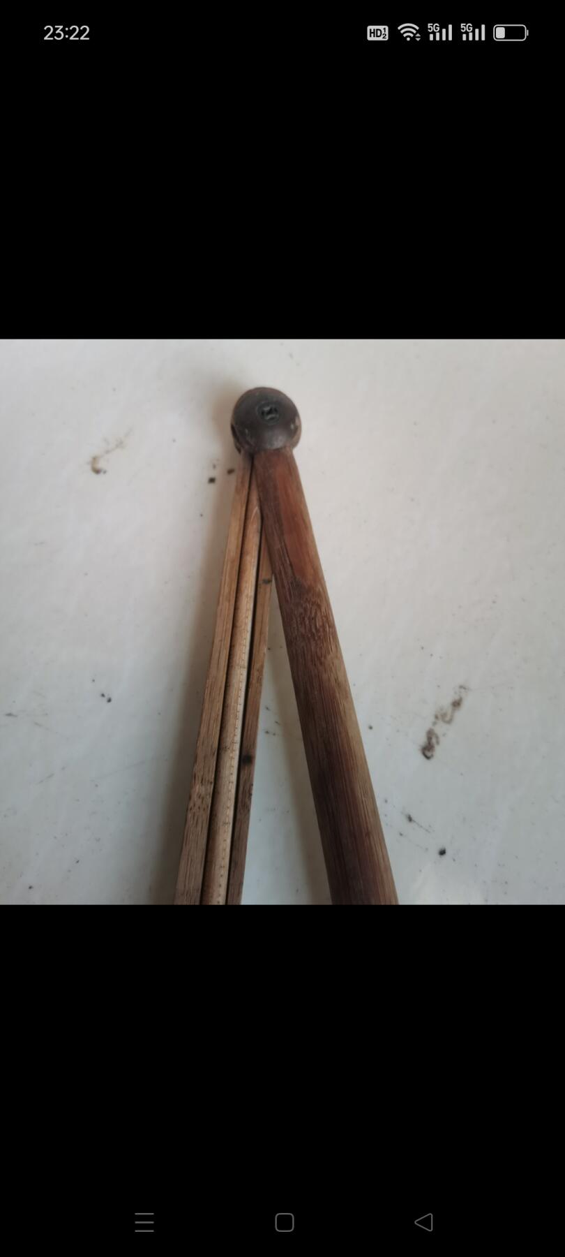 老竹制琵琶戥子，带铜头铜砣，牙手柄油亮，包浆自然。杆子长度约30厘米，秤盘完整，铜砣无损。老物件收藏使用都可以，品相如图