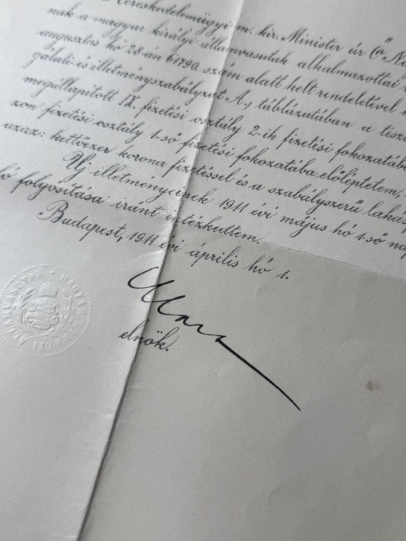 戎马世界章牌大赏第102期 1911年匈牙利王国铁路局任命书原件 编号75000/1911，确认铁路官员 Dukász Jenő 年薪2000克朗，列入国家公务员养老金体系。由皇家国家铁路局颁发，附原始浮雕印章与部长签名，布达佩斯出具。