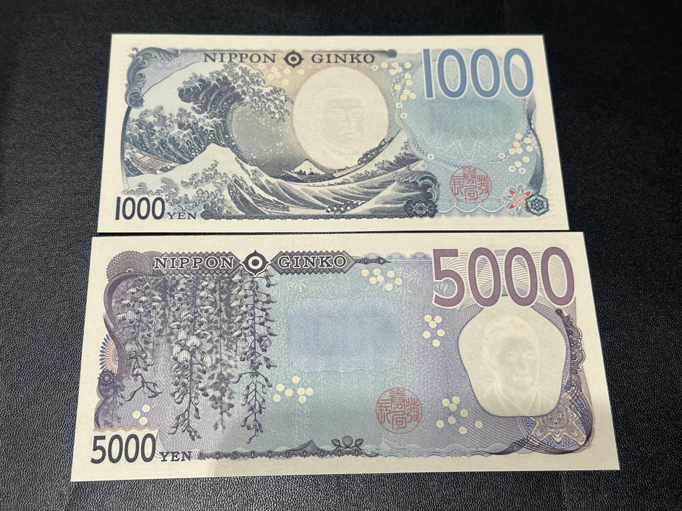 《外钞收藏家》第五百五十四期（本期拍品丰富欢迎参加）（本平台长期征集拍品、欢迎藏友们联系合作） 日本新版1000（生日号）和5000日元 两张一起 AA冠 全新UNC