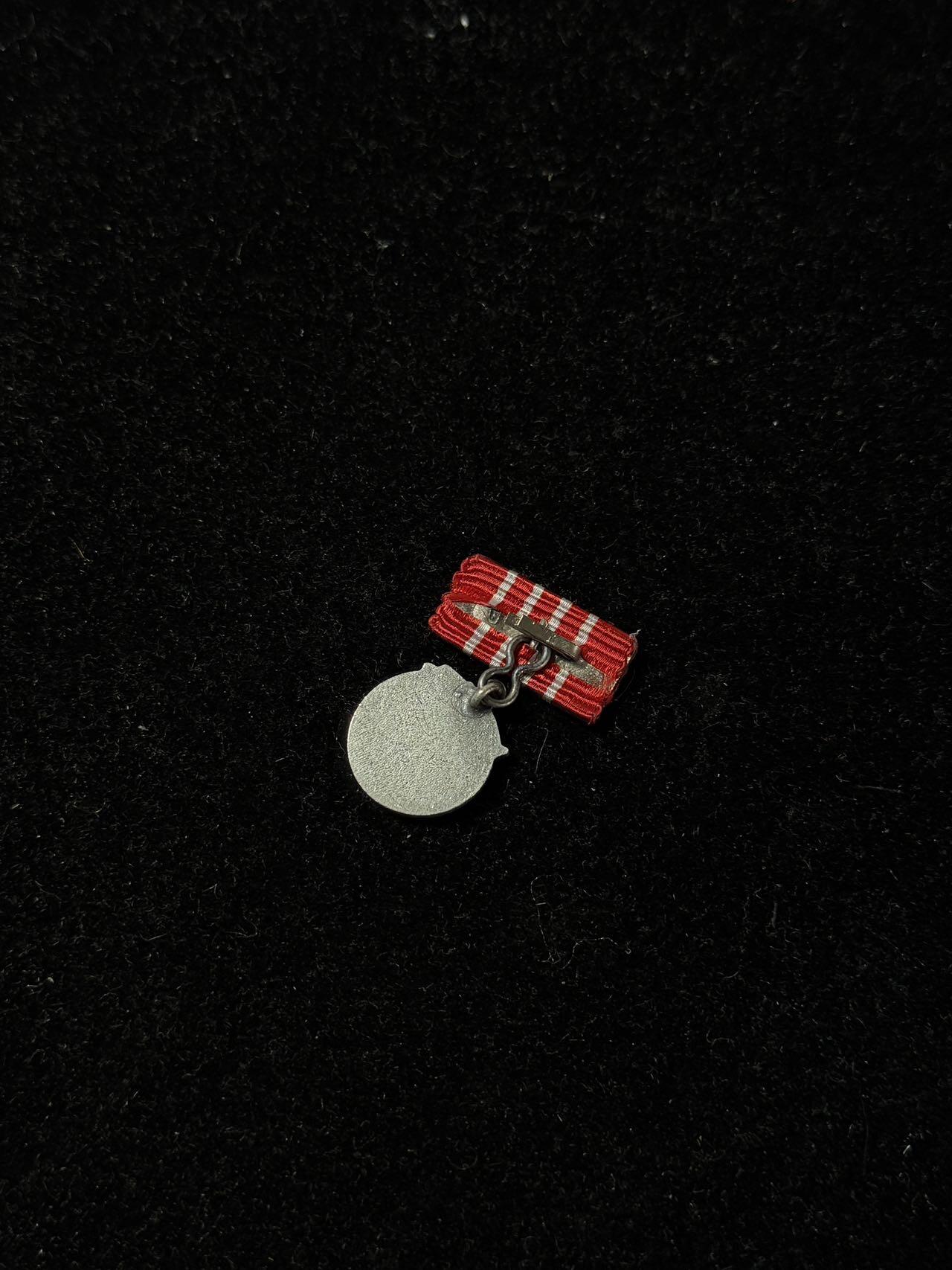 戎马世界章牌大赏第102期 南斯拉夫军事功勋奖章mini章，少见，缺一侧针脚