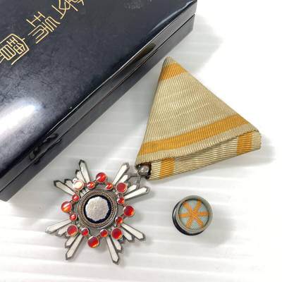 RimeNova韵星2025军品类夏季拍卖会-- RimeNova 2025 Summer Militaria Sale - 勋六等瑞宝章，原盒带略，战后版本