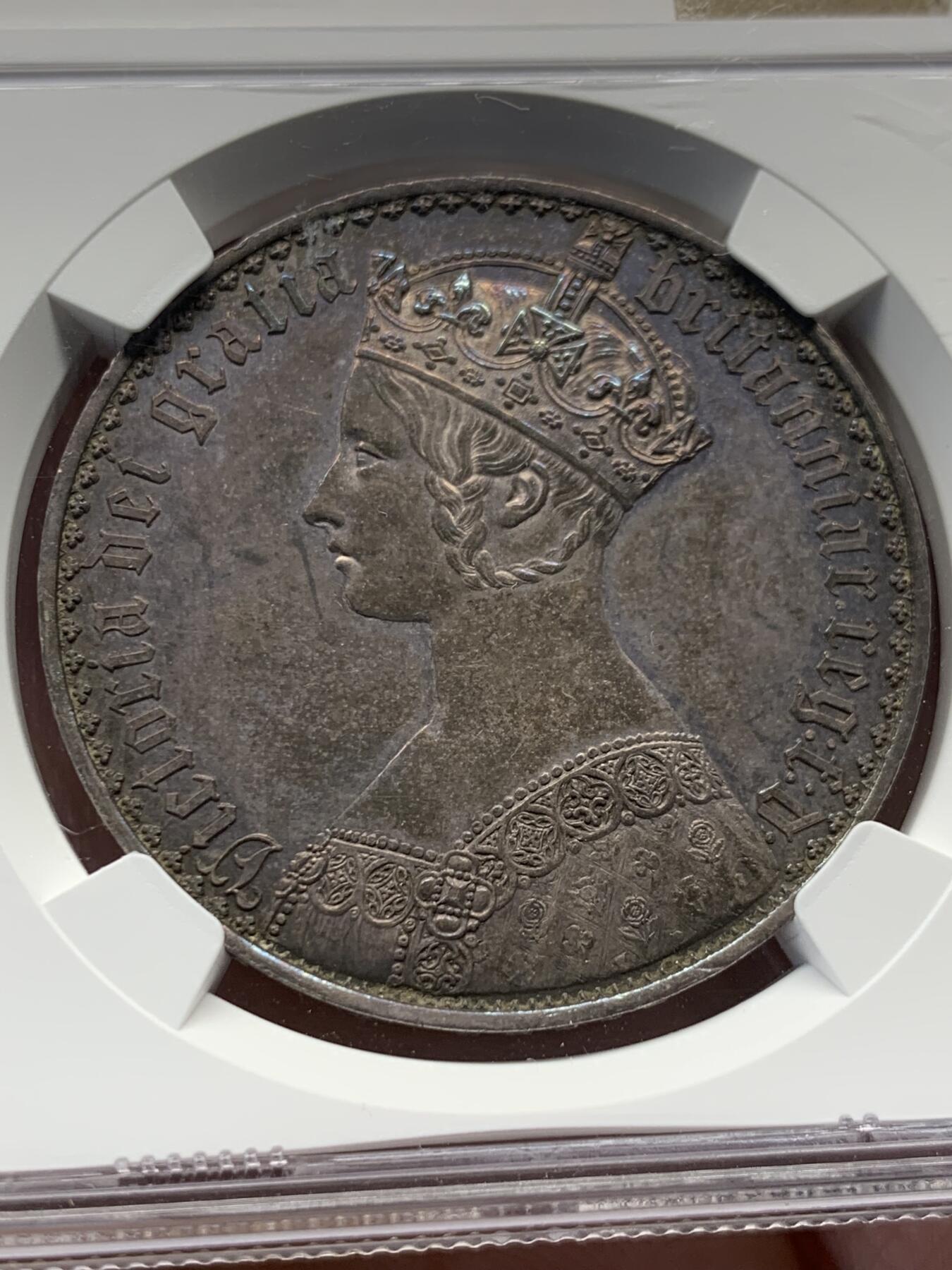 《竞宝斋》第407场 周日，周一，2场连拍 （全场包邮） NGC PF60 英国 1847年 1克朗 哥特克朗  深彩包浆 卷首彩 细节非常好 给60感觉低评了 适合入手
