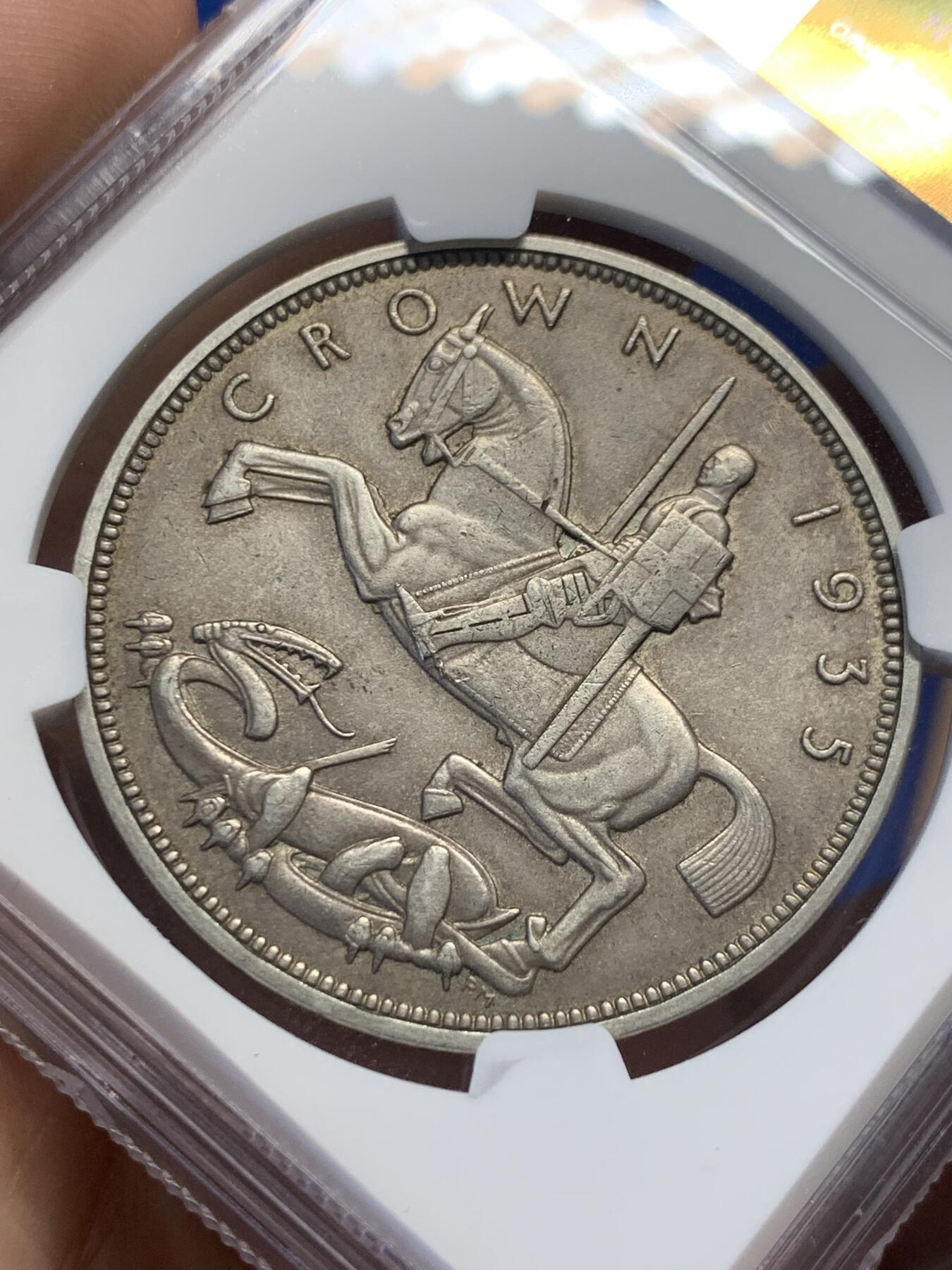 《竞宝斋》第407场 周日，周一，2场连拍 （全场包邮） NGC AU58 英国1935年乔治五世木马剑克朗大银币，铁灰色包浆，不错的状态。