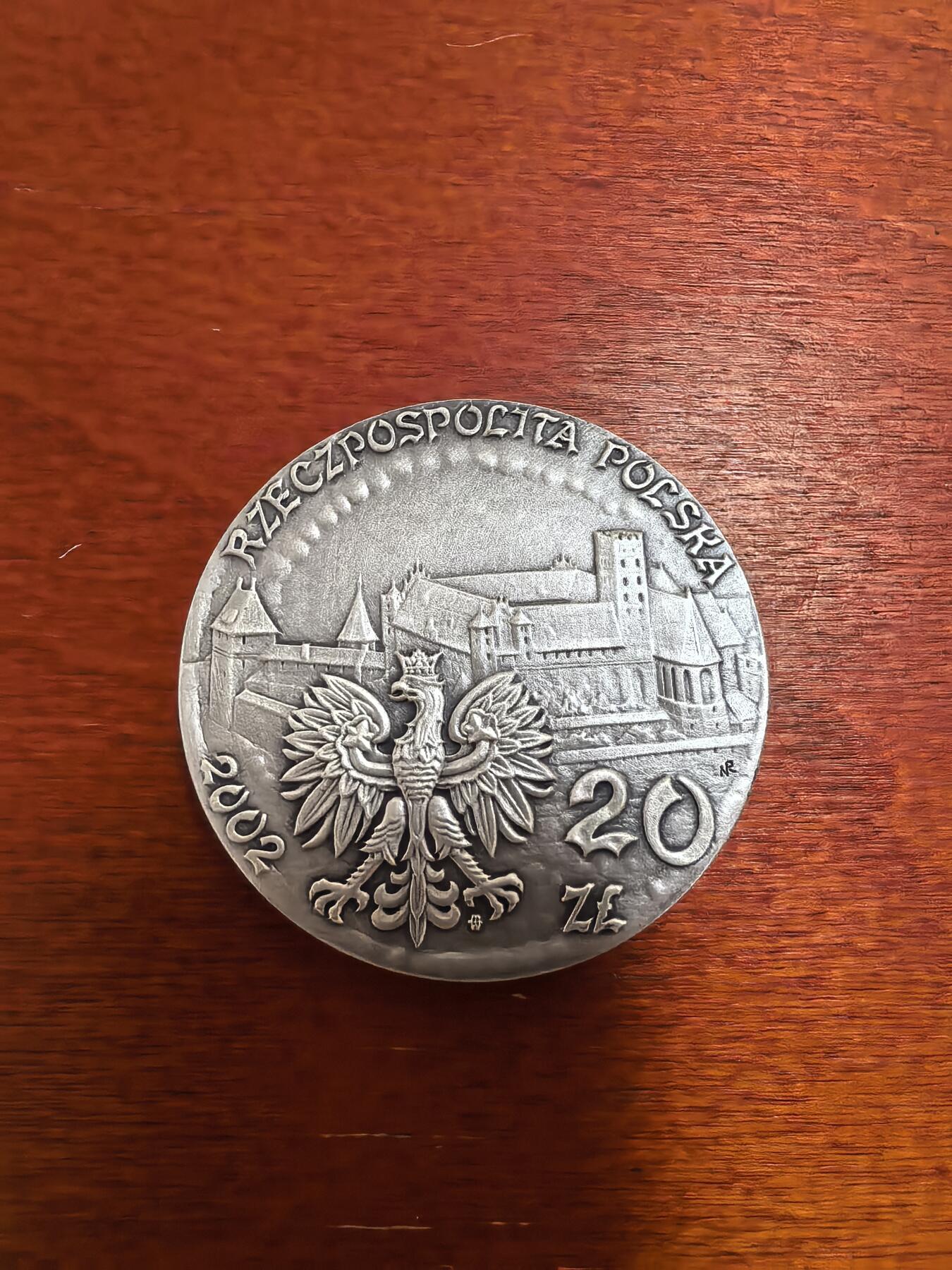 长老汇蛇年精选第三十二场拍卖 2002波兰马尔博库城堡20兹罗提镶嵌彩色陶片仿古银币，28.28克925银，克书70美金