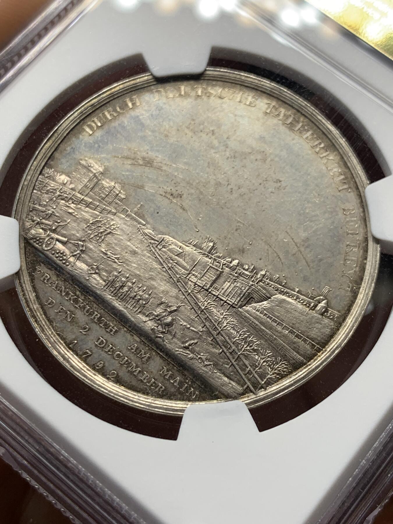 《竞宝斋》第407场 周日，周一，2场连拍 （全场包邮） NGC MS64 德国 1792 法兰克福 弗里德伯格门围城战役 纪念银章 炮弹划过天际 轨迹清晰 细节景观精美