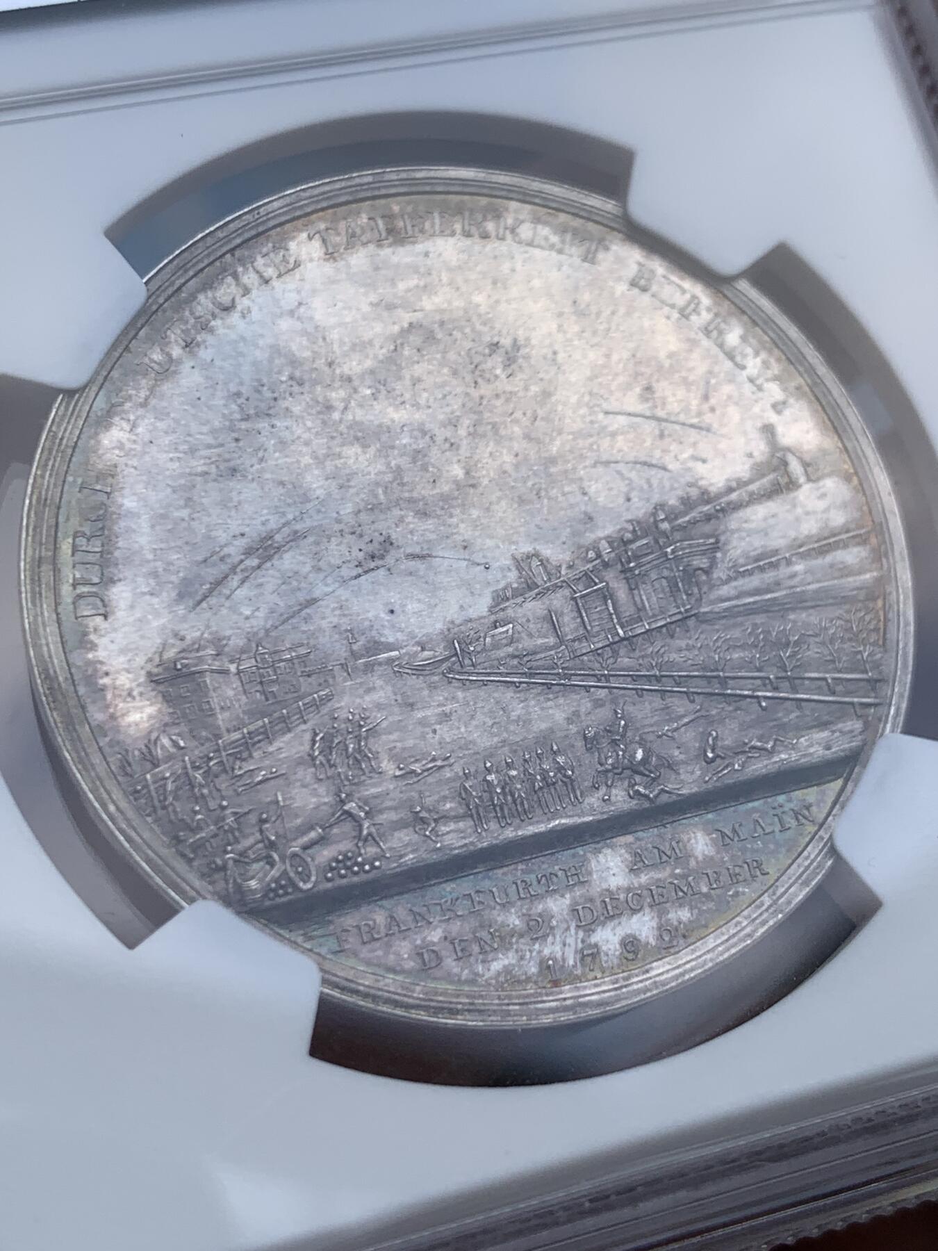 《竞宝斋》第407场 周日，周一，2场连拍 （全场包邮） NGC MS64 德国 1792 法兰克福 弗里德伯格门围城战役 纪念银章 炮弹划过天际 轨迹清晰 细节景观精美