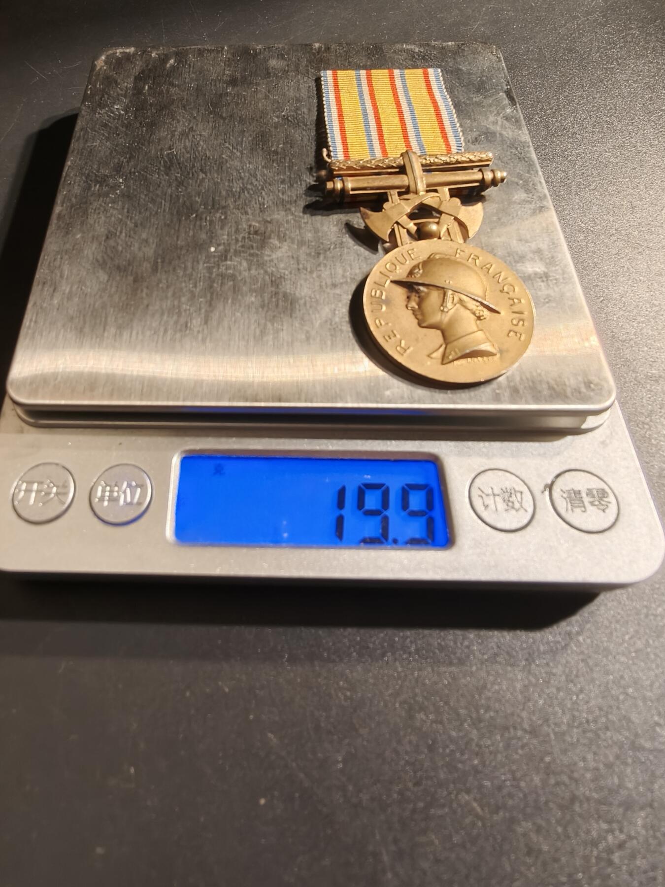 老王徽章第140期 法国金级消防员服役奖章    带盒子   银镀金材质    19.9g