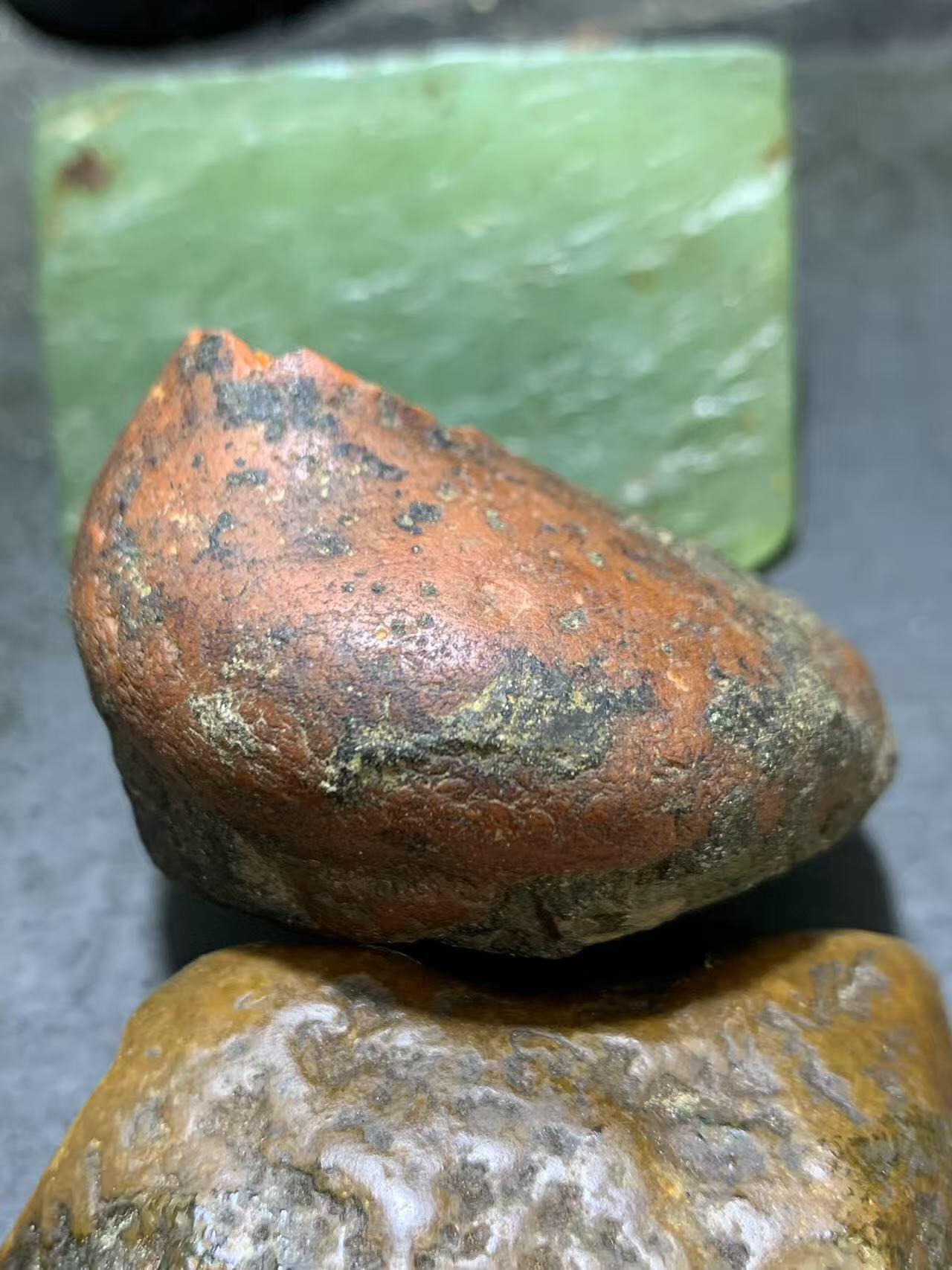 精美黑红皮开窗料火焰纹南红玛瑙原石一颗，