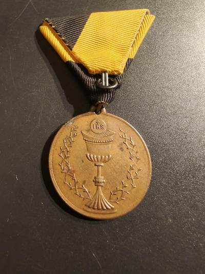 老王徽章第140期 - 奥匈帝国维也纳1912年天主教第22届国际圣体大会纪念章    背面描绘了著名的圣斯蒂芬大教堂