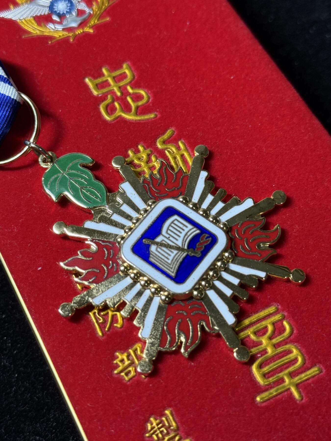 戎马世界章牌大赏第102期 忠勤勋章，银制版，盒略齐全，非常厚重