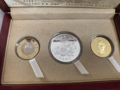 长老汇蛇年精选第三十二场拍卖 - 2012 中国台湾龙年3枚精制币套，盒证全，红木漆盒，含1枚银币，面值100新台币，1盎司999银