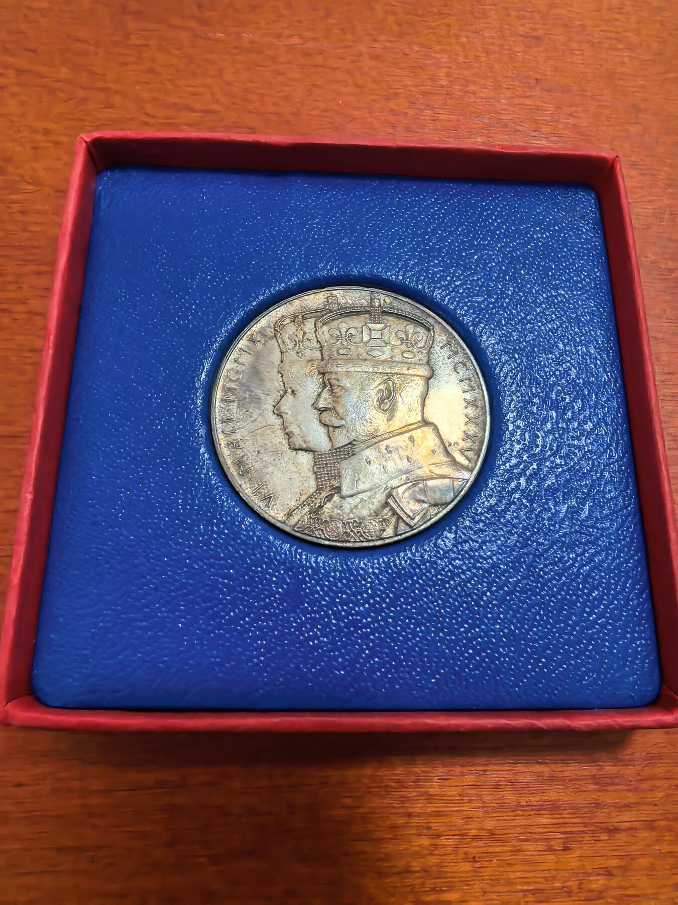 长老汇蛇年精选第三十二场拍卖 1935英国乔治五世登基25周年景观银章，15.68克，31MM，原盒