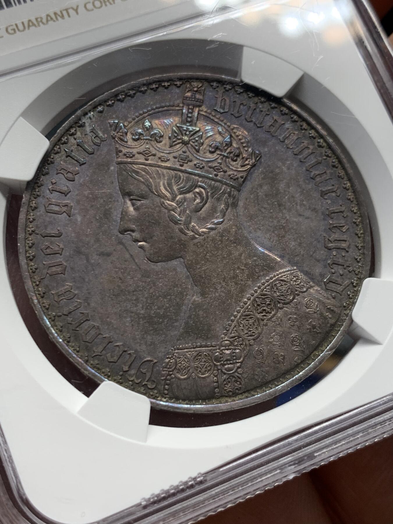 《竞宝斋》第407场 周日，周一，2场连拍 （全场包邮） NGC PF60 英国 1847年 1克朗 哥特克朗  深彩包浆 卷首彩 细节非常好 给60感觉低评了 适合入手